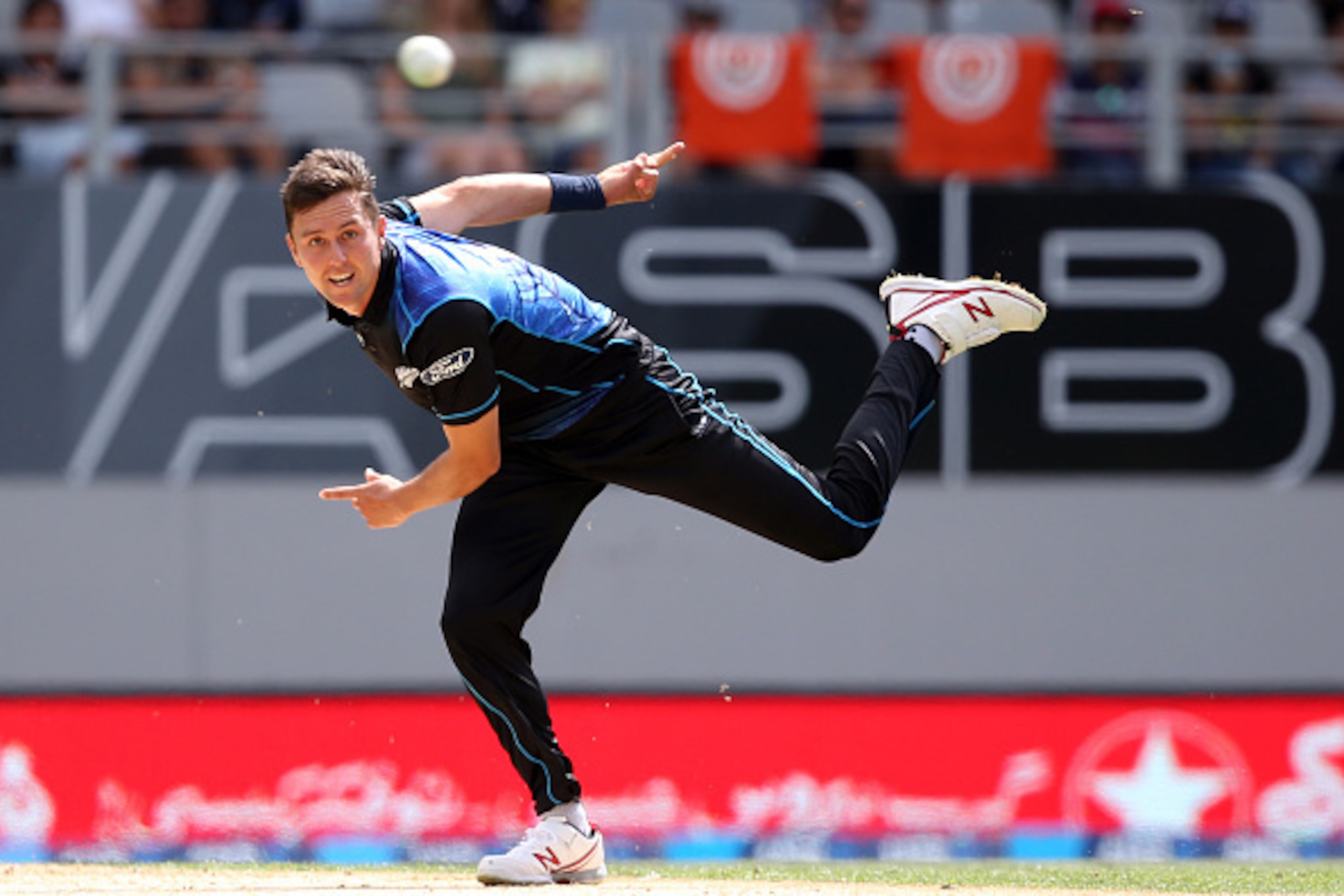 Trent Boult of New Zealand bowls during the third one-day international cricket match between New Zealand and Pakistan at Eden Park in Auckland on January 31, 2016. / AFP / MICHAEL BRADLEY        (Photo credit should read MICHAEL BRADLEY/AFP/Getty Images)