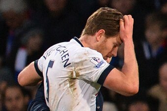Tottenham Hotspur's Belgian defender Jan Vertonghen goes off injured during the English Premier League football match between Crystal Palace and Tottenham Hotspur at Selhurst Park in south London on January 23, 2016. AFP PHOTO / GLYN KIRK

RESTRICTED TO E