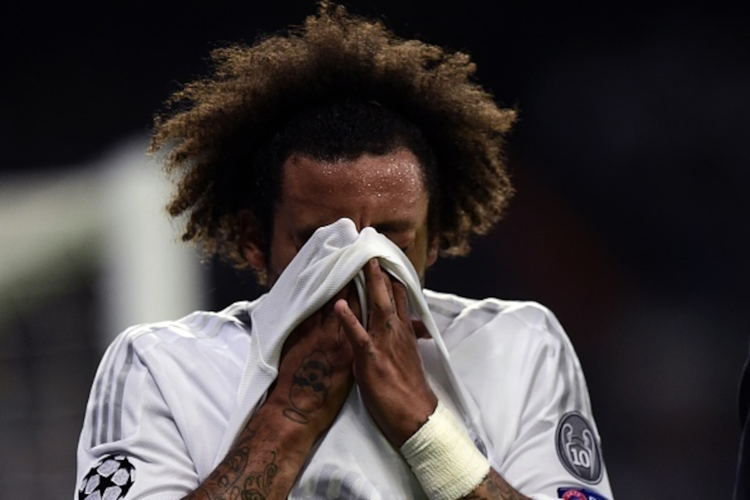 Real Madrid's Brazilian defender Marcelo holds his nose after injury during the UEFA Champions League football match Real Madrid CF vs Paris Saint-Germain (PSG) at the Santiago Bernabeu stadium in Madrid on November 3, 2015. AFP PHOTO / JAVIER SORIANO Real Madrid's Brazilian defender Marcelo holds his nose after injury during the UEFA Champions League football match Real Madrid CF vs Paris Saint-Germain (PSG) at the Santiago Bernabeu stadium in Madrid on November 3, 2015. AFP PHOTO / JAVIER SORIANO