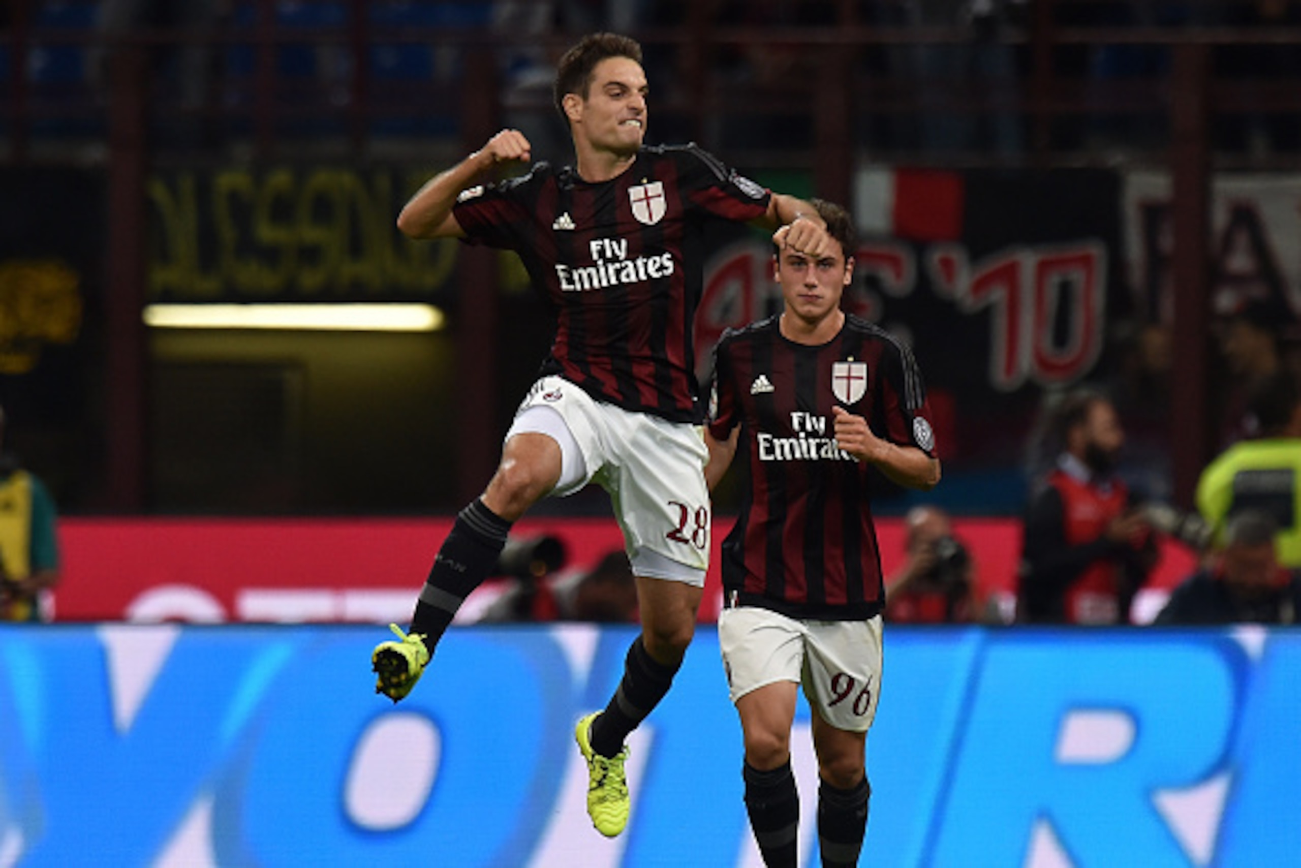 MILAN, ITALY - SEPTEMBER 19:  Giacomo Bonaventura of Milan celebrates after scoring his team's sencond goal during the Serie A match between AC Milan and US Citta di Palermo at Stadio Giuseppe Meazza on September 19, 2015 in Milan, Italy.  (Photo by Tulli