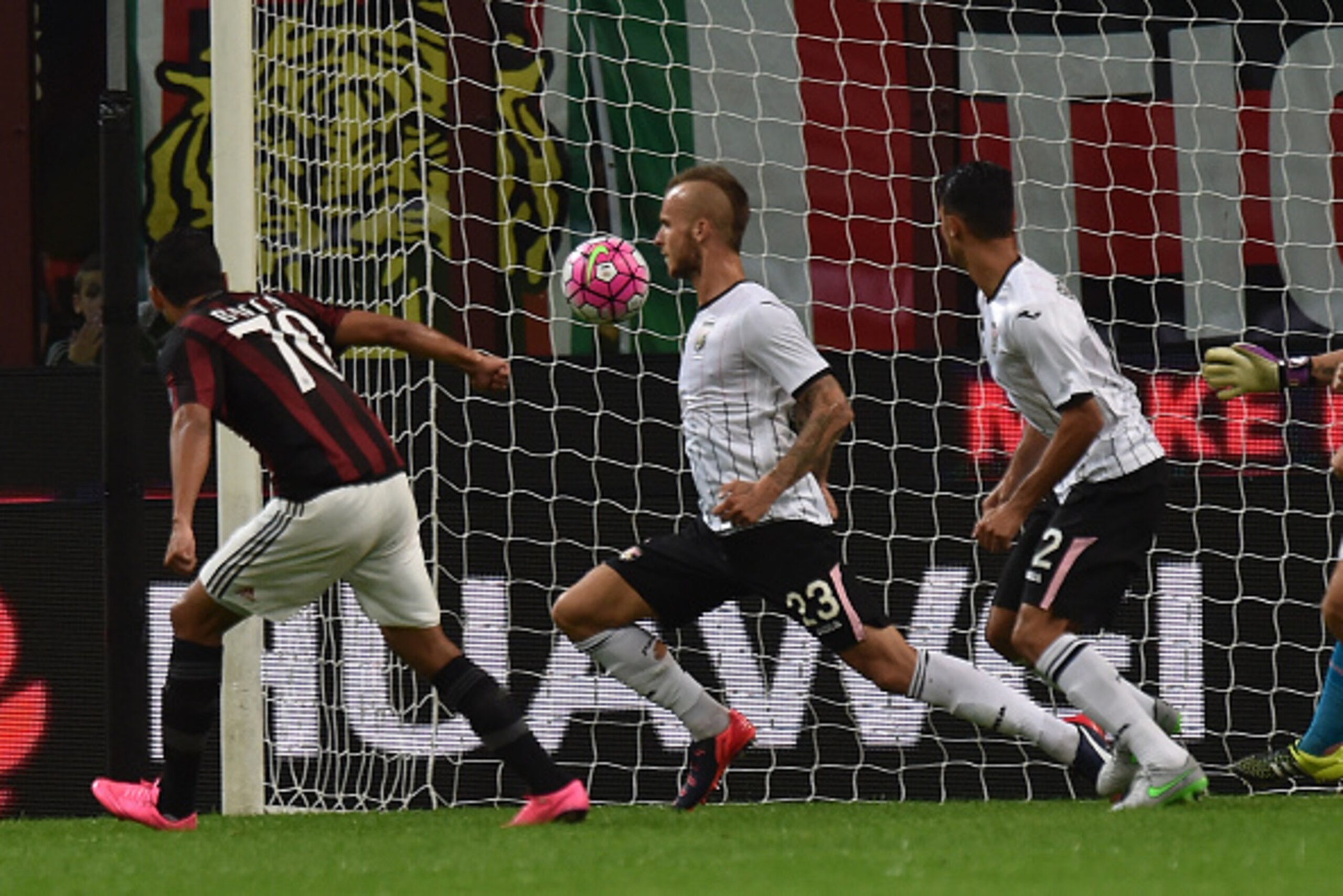 MILAN, ITALY - SEPTEMBER 19:  Carlos Bacca (L) of Milan scores the opening goal during the Serie A match between AC Milan and US Citta di Palermo at Stadio Giuseppe Meazza on September 19, 2015 in Milan, Italy.  (Photo by Tullio M. Puglia/Getty Images)