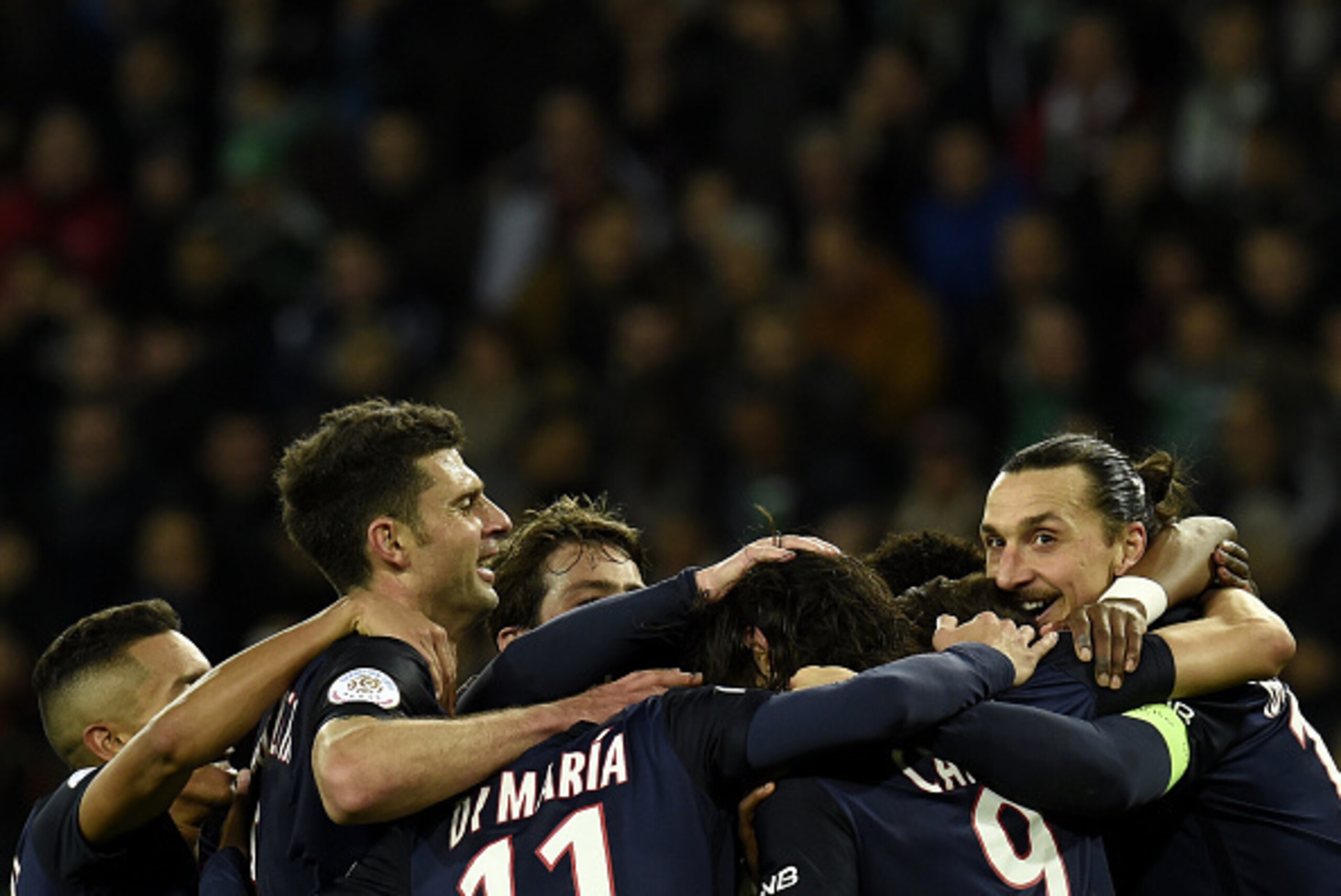 Paris Saint-Germain's jubilate at the end of the Ligue1 football match between AS Saint-Etienne and Paris Saint-Germain, on January 31, 2016 at the Geoffroy Guichard stadium in Saint-Etienne, central France.  AFP PHOTO / PHILIPPE DESMAZES / AFP / PHILIPPE