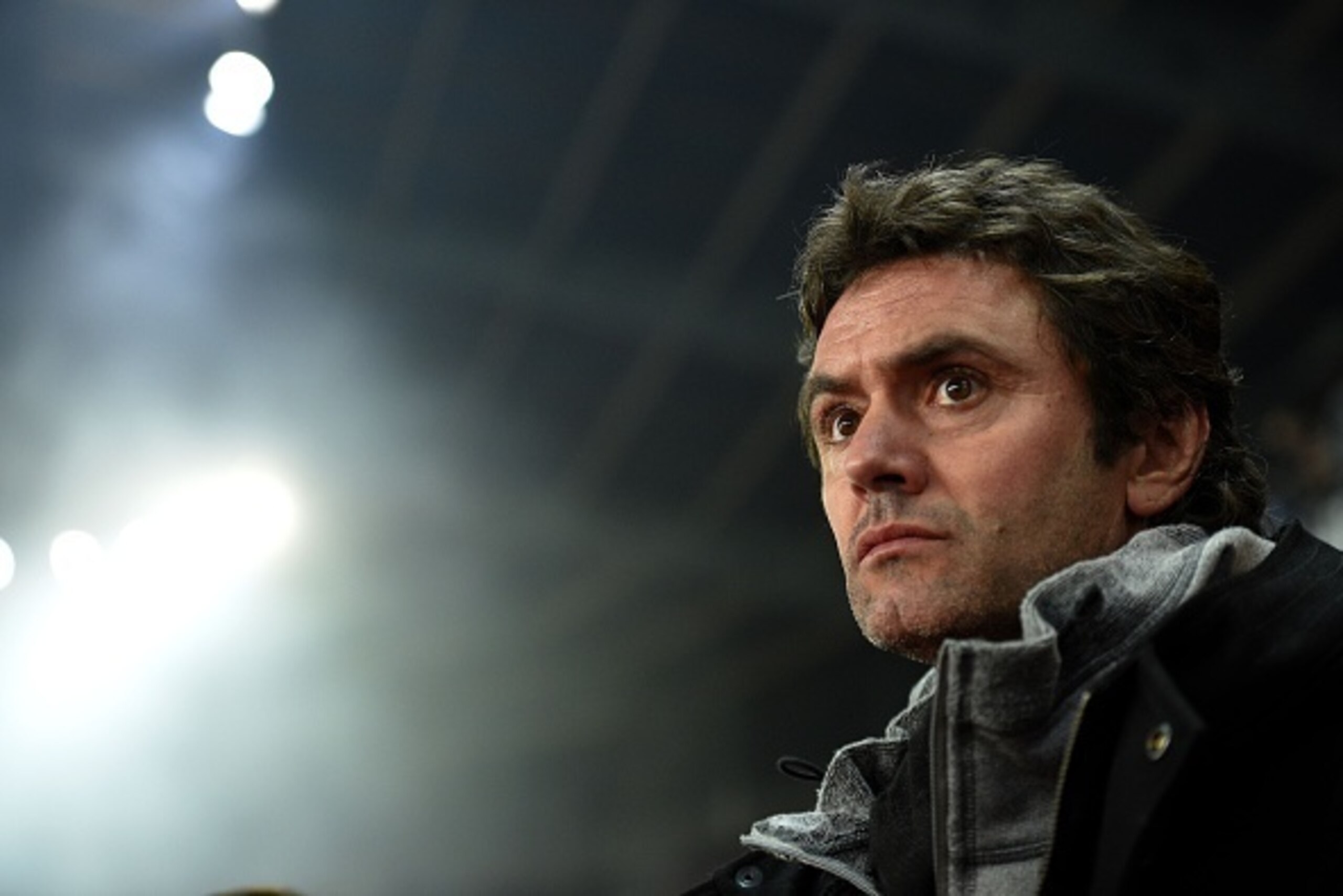 Lorient's French head coach Sylvain Ripoll  looks on during the French L1 football match between Rennes and Lorient on January 9, 2016 at the Roazhon park stadium in Rennes, western France. AFP PHOTO / DAMIEN MEYER / AFP / DAMIEN MEYER        (Photo credi