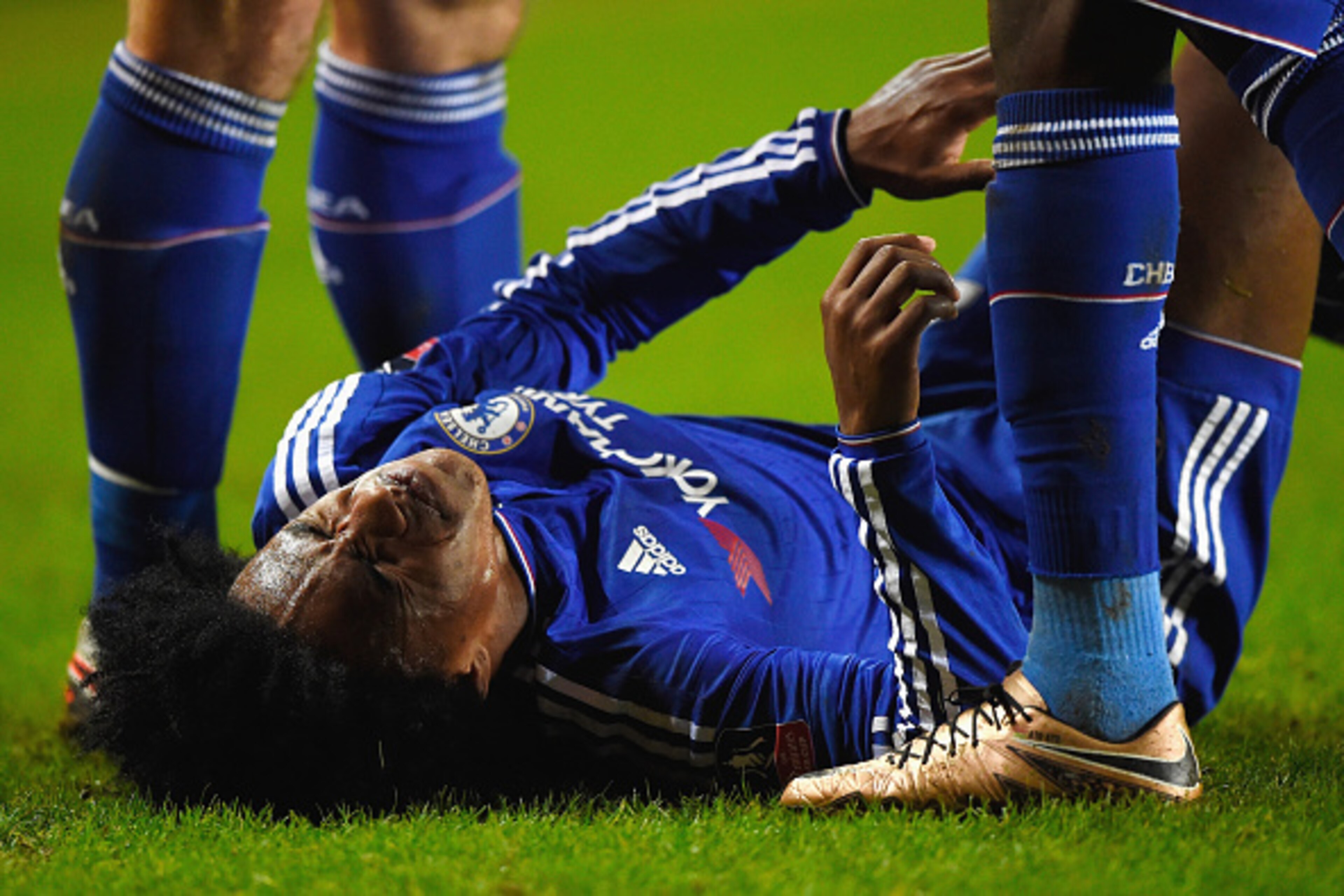 MILTON KEYNES, ENGLAND - JANUARY 31:  Willian of Chelsea grimaces during the Emirates FA Cup Fourth Round match between Milton Keynes Dons and Chelsea at Stadium mk on January 31, 2016 in Milton Keynes, England.  (Photo by Mike Hewitt/Getty Images)