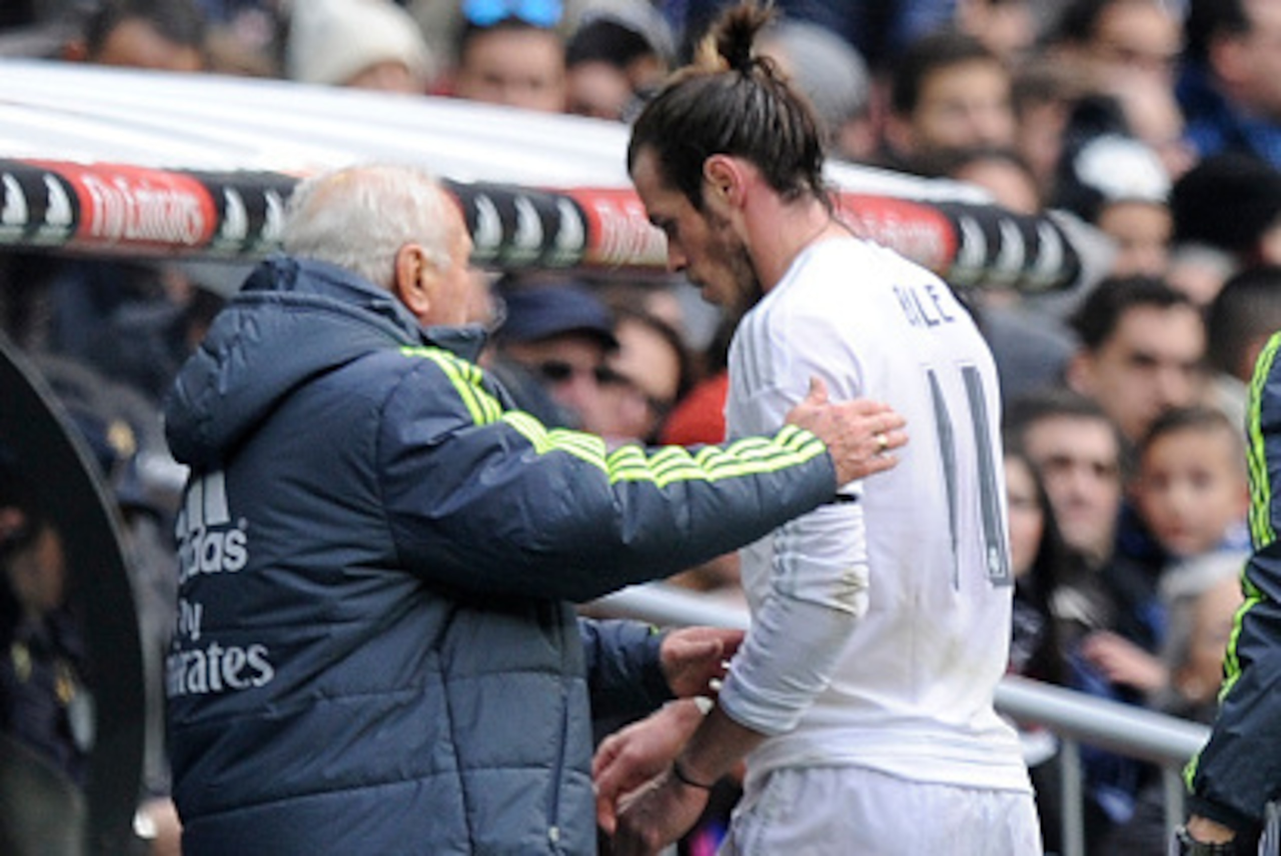 MADRID, SPAIN - JANUARY 17:  Gareth Bale of Real Madrid leaves the pitch injured during the La Liga match between Real Madrid CF and Sporting Gijon at Estadio Santiago Bernabeu on January 17, 2016 in Madrid, Spain.  (Photo by Denis Doyle/Getty Images)