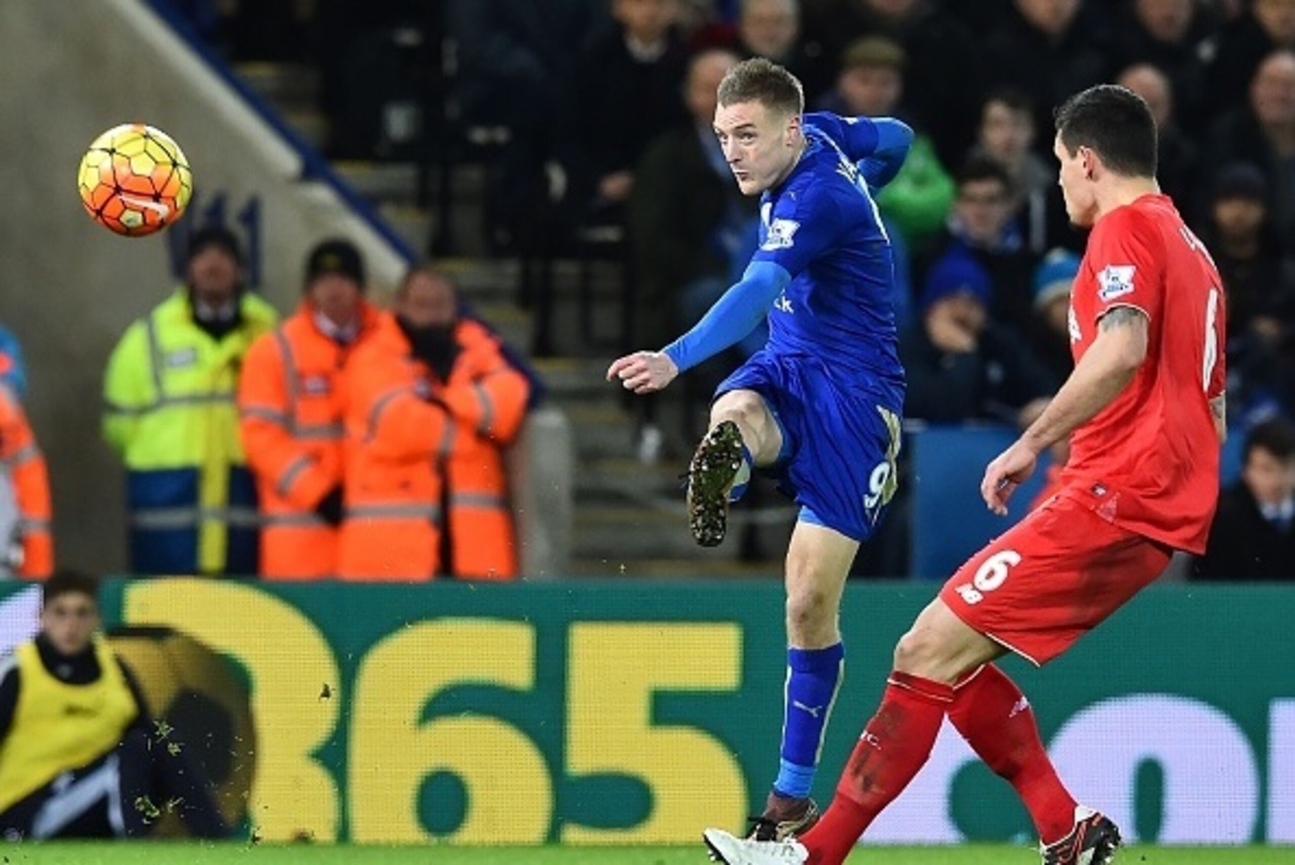 Leicester City's English striker Jamie Vardy (L) shoots to score the opening goal of the English Premier League football match between Leicester City and Liverpool at King Power Stadium in Leicester, central England on February 2, 2016. / AFP / Ben STANSA Leicester City's English striker Jamie Vardy (L) shoots to score the opening goal of the English Premier League football match between Leicester City and Liverpool at King Power Stadium in Leicester, central England on February 2, 2016. / AFP / Ben STANSA