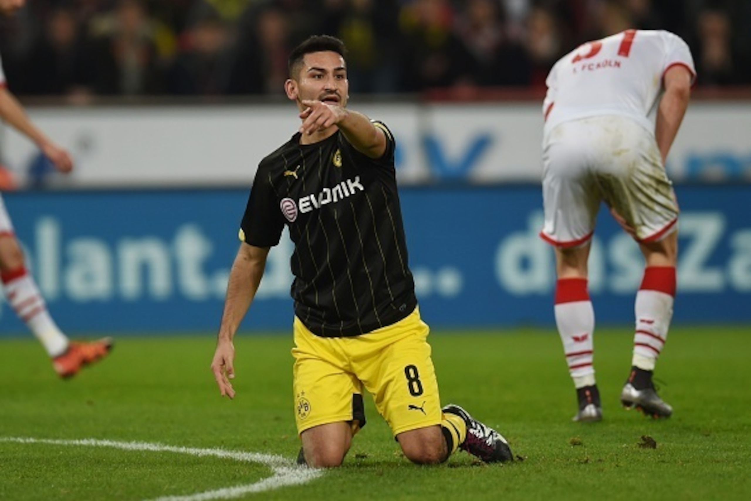 Dortmund's midfielder Ilkay Guendogan reacts during the German first division Bundesliga football match 1 FC Cologne vs Borussia Dortmund in Cologne, western Germany, on December 19, 2015.
/ AFP / PATRIK STOLLARZ / RESTRICTIONS: DURING MATCH TIME: DFL Dortmund's midfielder Ilkay Guendogan reacts during the German first division Bundesliga football match 1 FC Cologne vs Borussia Dortmund in Cologne, western Germany, on December 19, 2015.
/ AFP / PATRIK STOLLARZ / RESTRICTIONS: DURING MATCH TIME: DFL