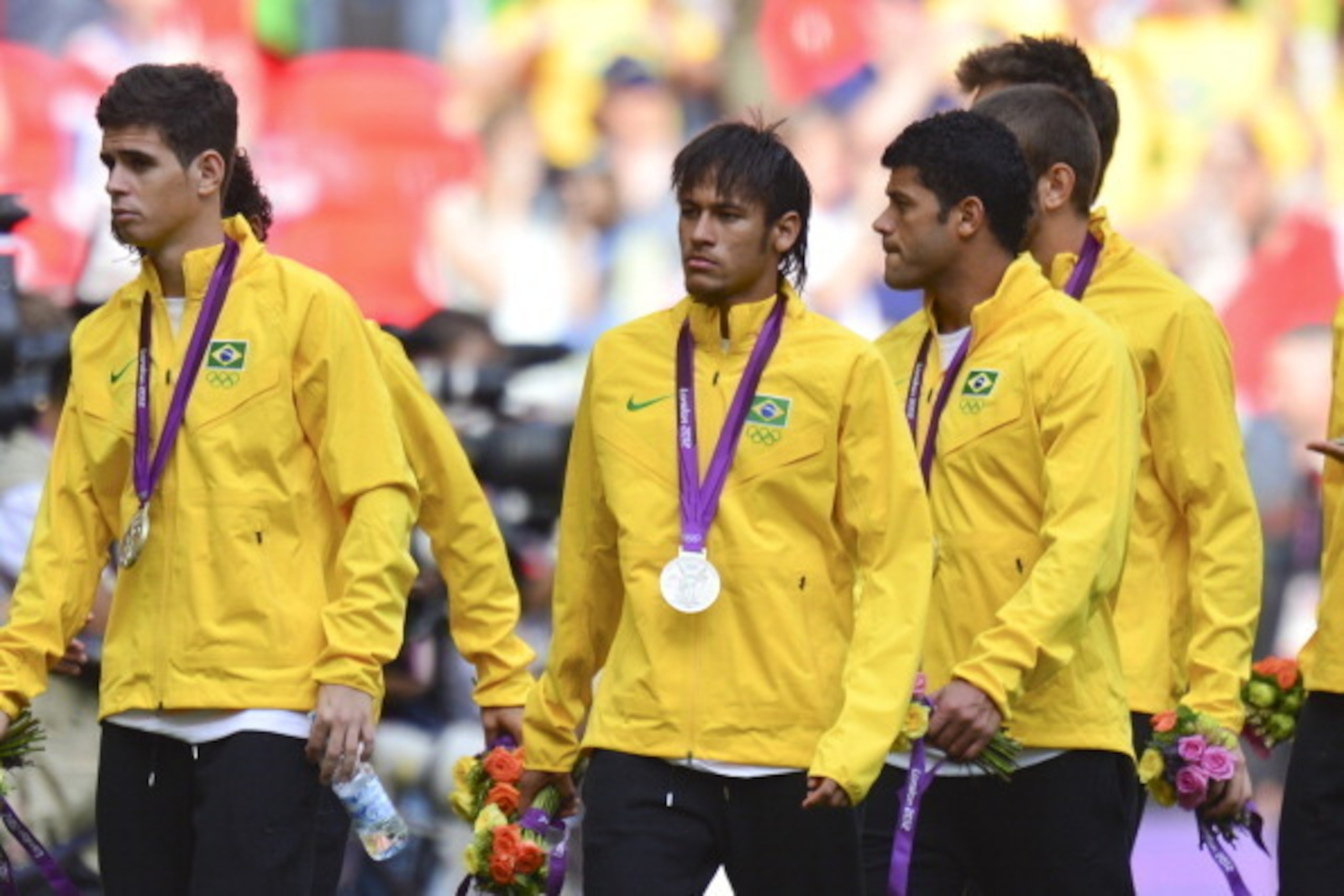 Brazil's Neymar leaves with his silver medals after the podium ceremony after the football match against Mexico at the London Olympic Games on August 11, 2012 at the Wembley stadium in London.    AFP PHOTO / LUIS ACOSTA        (Photo credit should read LU