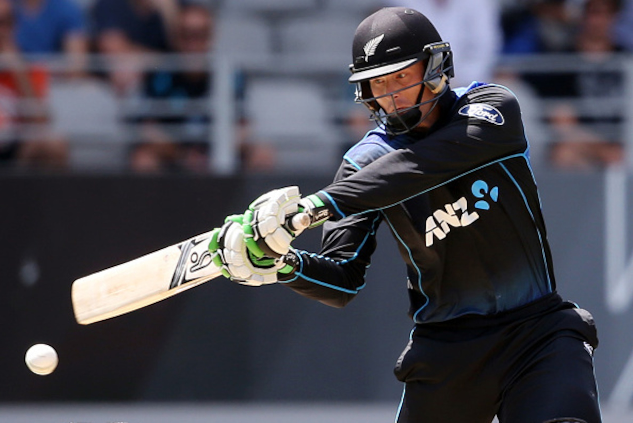 Martin Guptill of New Zealand plays a shot during the first one-day international cricket match between New Zealand and Australia at Eden Park in Auckland on February 3, 2016.   AFP PHOTO / MICHAEL BRADLEY / AFP / MICHAEL BRADLEY        (Photo credit shou
