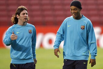 Barcelona's Brazilian midfielder Ronaldinho (R) and Argentinian Leo Messi (L) take part in a training session at the Camp Nou stadium in Barcelona, 06 November 2007 in Barcelona on the eve of their Champions League group E football match against Rangers F