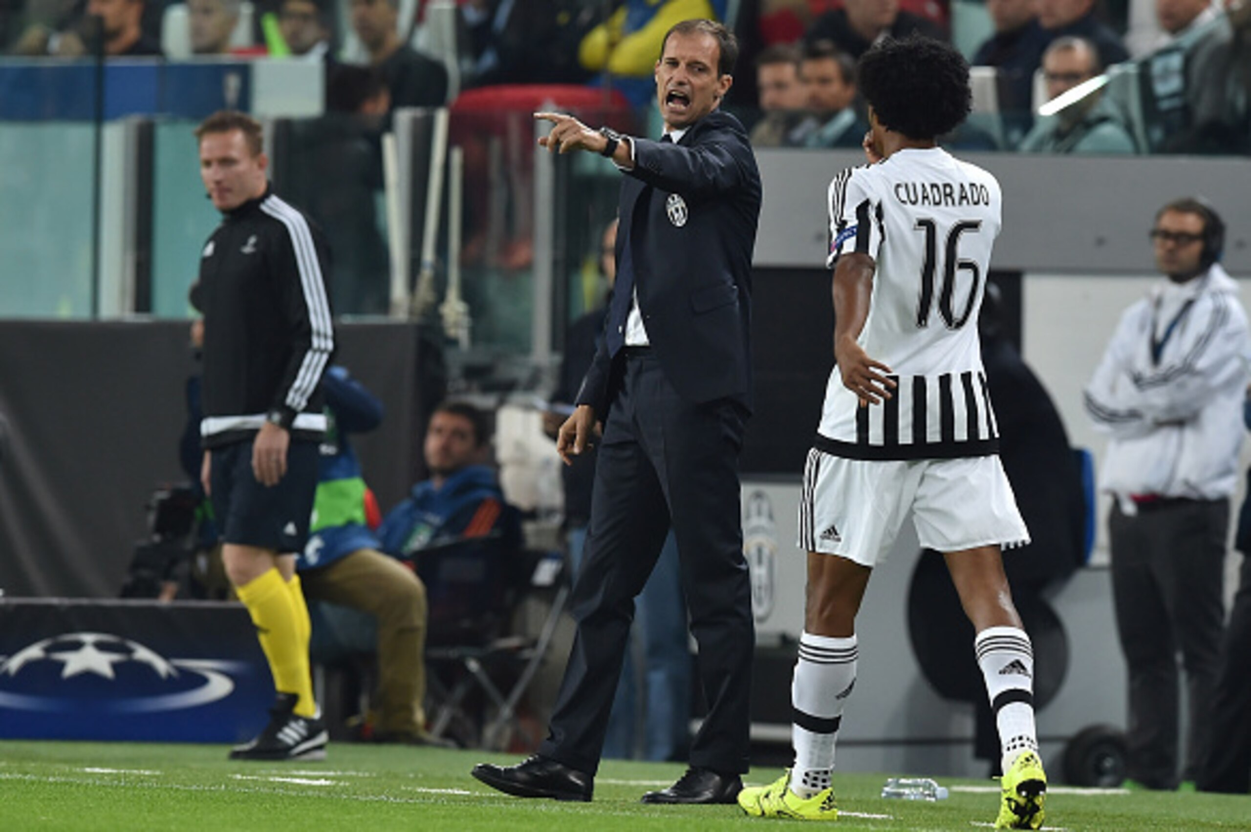 TURIN, ITALY - SEPTEMBER 30:  Juventus head coach Massimiliano Allegri (L) reacts to  Juan Cuadrado during the UEFA Champions League group E match between Juventus and Sevilla FC on September 30, 2015 in Turin, Italy.  (Photo by Valerio Pennicino/Getty Im