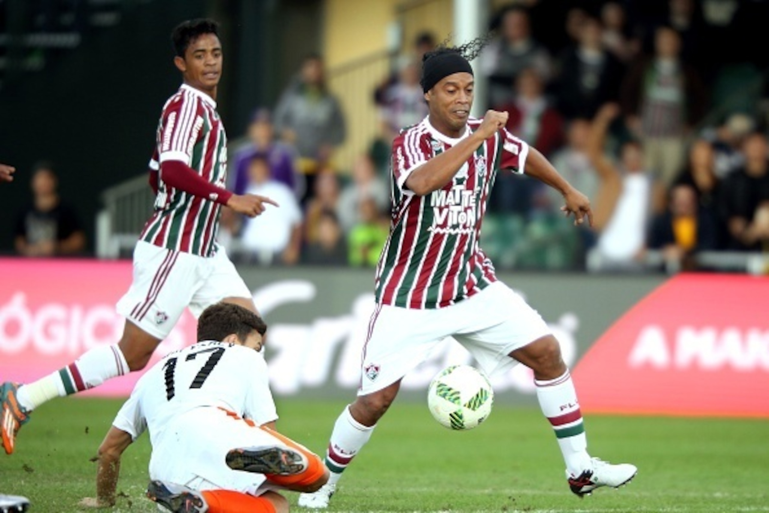 Striker Ronaldinho Gaucho of Brazilian club Fluminense, (R) evades midfielder Maksym Malyshev of the Ukraine club Shakhtar Doentsk, during their Florida Cup match at the ESPN Wide World of Sports Complex in Orlando, Florida on January 17, 2016. / AFP / G Striker Ronaldinho Gaucho of Brazilian club Fluminense, (R) evades midfielder Maksym Malyshev of the Ukraine club Shakhtar Doentsk, during their Florida Cup match at the ESPN Wide World of Sports Complex in Orlando, Florida on January 17, 2016. / AFP / G