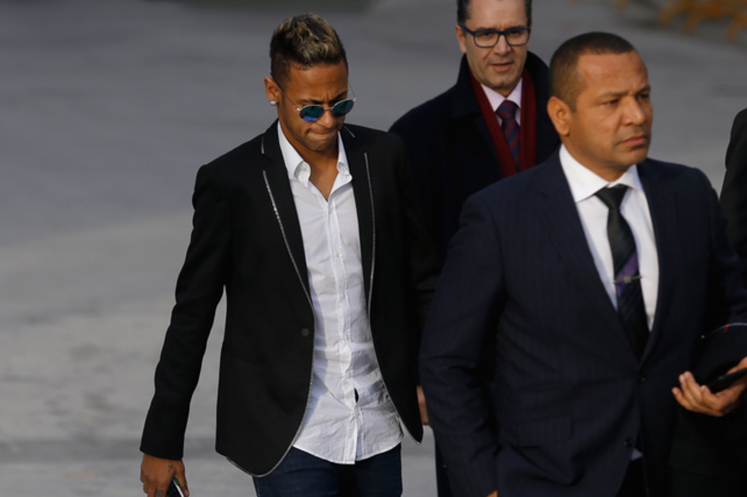 Neymar (left) appearing at court alongside his father, Neymar Sr. (right).