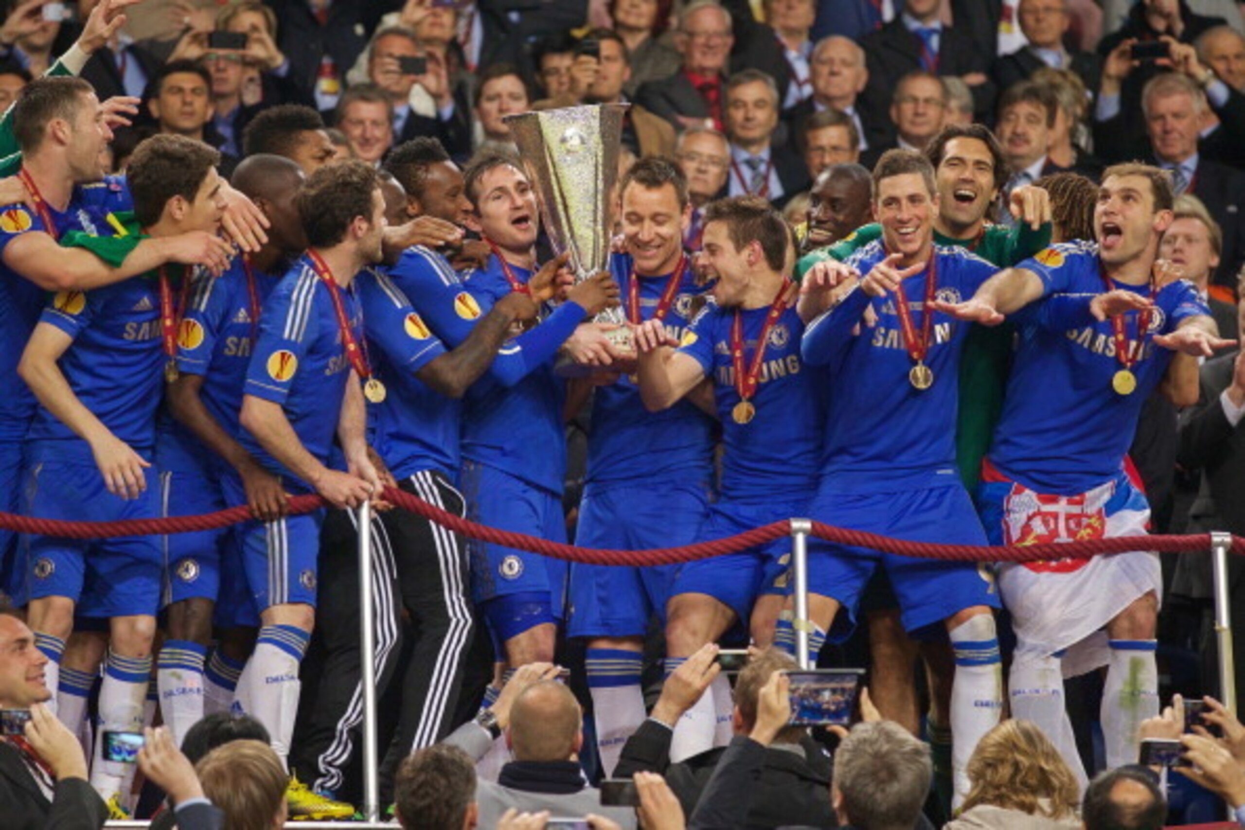 (L-R) Frank Lampard of Chelsea FC, Cesar Azpilicueta of Chelsea FC, Fernando Torres of Chelsea FC during the UEFA Europa League final match between SL Benfica and Chelsea FC on May 15, 2013 at the Amsterdam Arena in Amsterdam, The Netherlands.(Photo by VI (L-R) Frank Lampard of Chelsea FC, Cesar Azpilicueta of Chelsea FC, Fernando Torres of Chelsea FC during the UEFA Europa League final match between SL Benfica and Chelsea FC on May 15, 2013 at the Amsterdam Arena in Amsterdam, The Netherlands.(Photo by VI