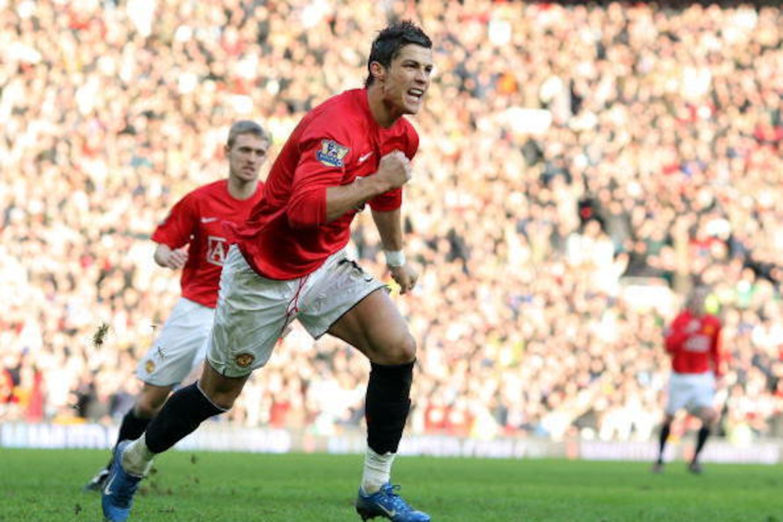 Cristiano Ronaldo (R) of Manchester United celebrates after scoring the second goal from the penalty spot during the Premier league football match against Everton at Old Trafford, Manchester, north-west England, 23 December 2007. AFP PHOTO/ANDREW YATES Cristiano Ronaldo (R) of Manchester United celebrates after scoring the second goal from the penalty spot during the Premier league football match against Everton at Old Trafford, Manchester, north-west England, 23 December 2007. AFP PHOTO/ANDREW YATES