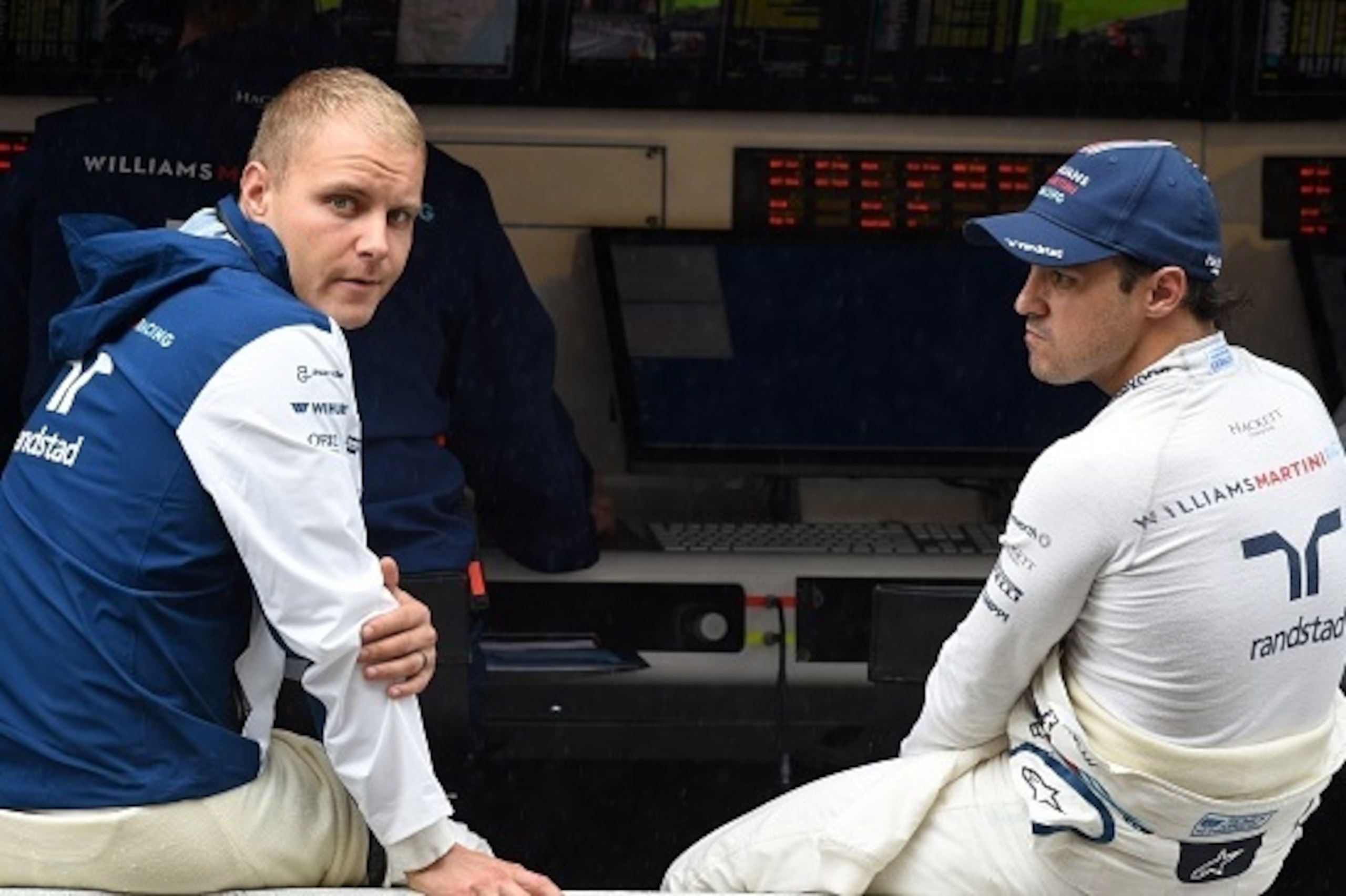 Williams drivers Valtteri Bottas of Finland (L) and Felipe Massa of Brazil (R) chat on the pit wall during the second practice session at the Formula One Japanese Grand Prix in Suzuka on September 25, 2015. AFP PHOTO / TOSHIFUMI KITAMURA (Photo Williams drivers Valtteri Bottas of Finland (L) and Felipe Massa of Brazil (R) chat on the pit wall during the second practice session at the Formula One Japanese Grand Prix in Suzuka on September 25, 2015. AFP PHOTO / TOSHIFUMI KITAMURA (Photo