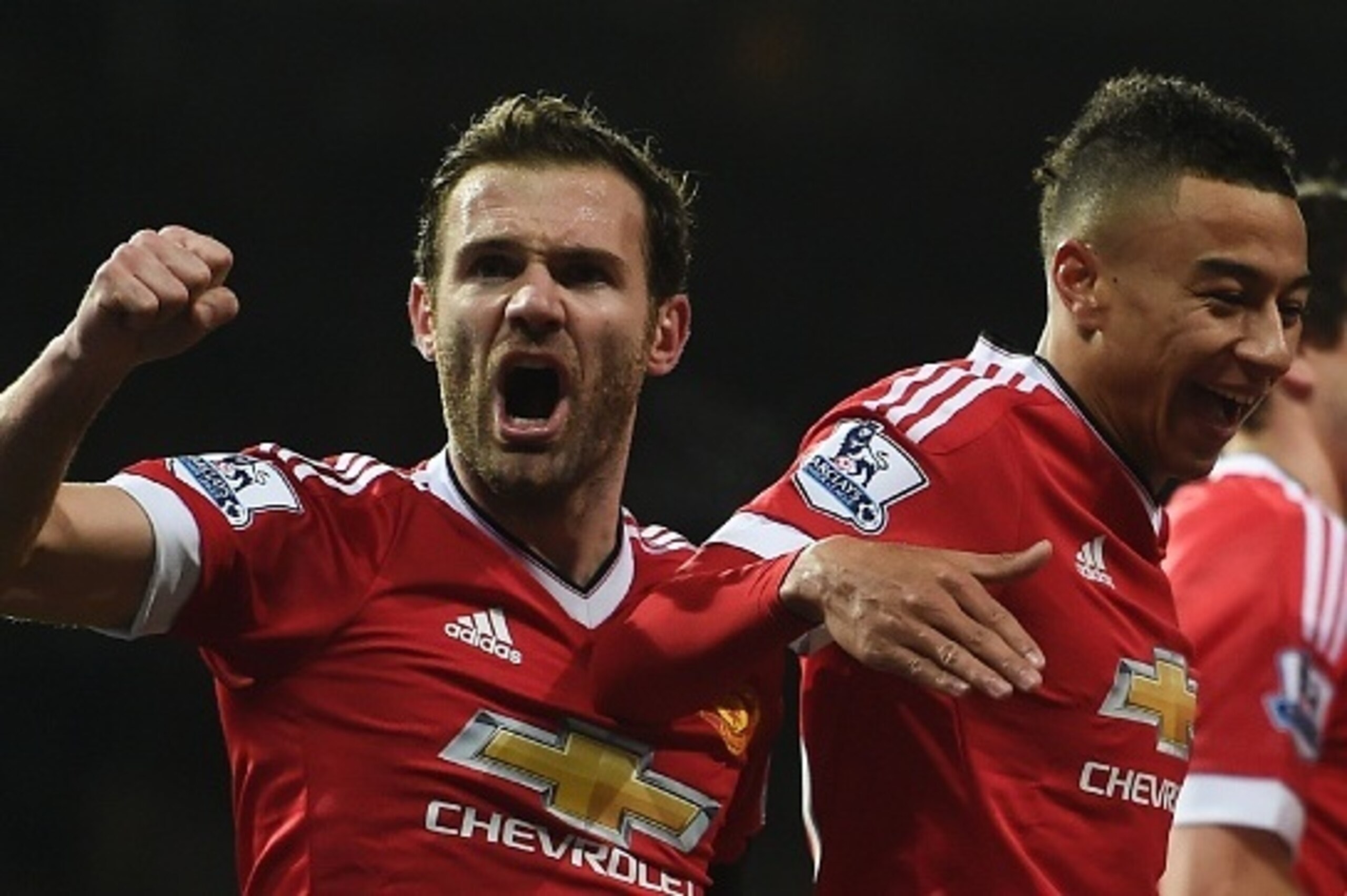 Manchester United players including Manchester United's Spanish midfielder Juan Mata (L) celebrate the opening goal scored by Manchester United's English midfielder Jesse Lingard (R) during the English Premier League football match between Manchester Unit