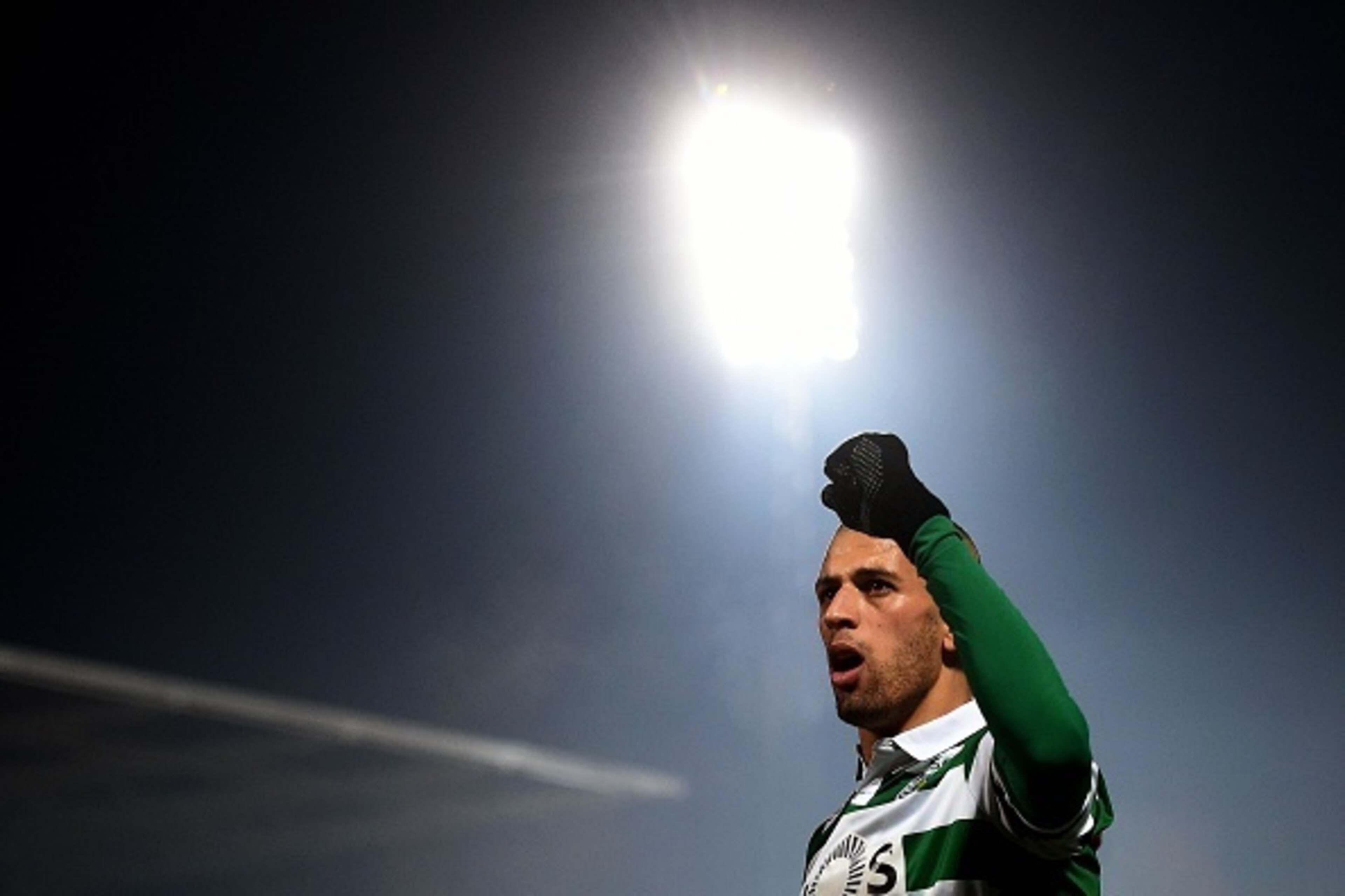 Sporting's Algerian forward Islam Slimani celebrates after scoring a goal during the Portuguese league football match FC Pacos de Ferreira vs Sporting CP at the Capital do Movel stadium in Pacos de Ferreira on January 23, 2016.  AFP PHOTO / FRANCISCO LEON