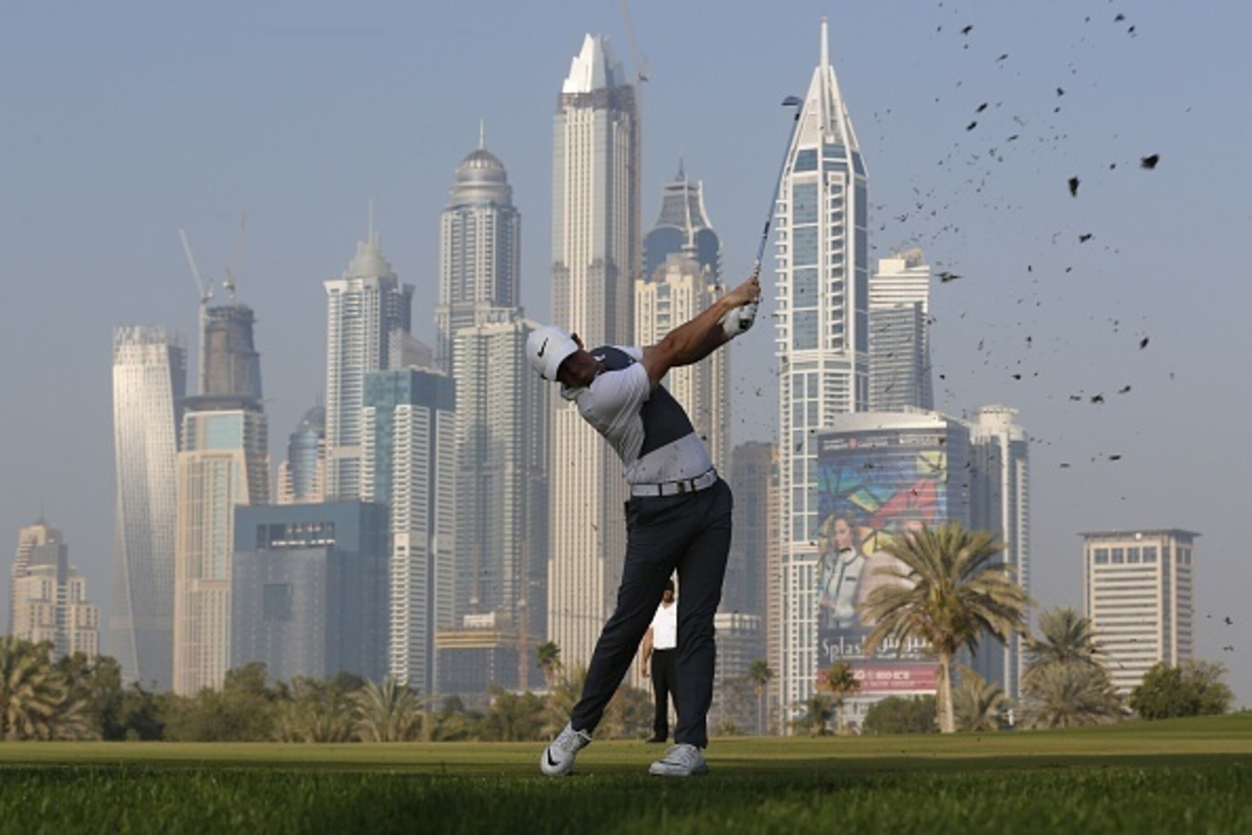 Rory McIlroy of Northern Ireland plays his third shot during the first round of the 2016  Dubai Desert Classic at the Emirates Golf Club on February 4, 2016 in Dubai. / AFP / KARIM SAHIB        (Photo credit should read KARIM SAHIB/AFP/Getty Images)