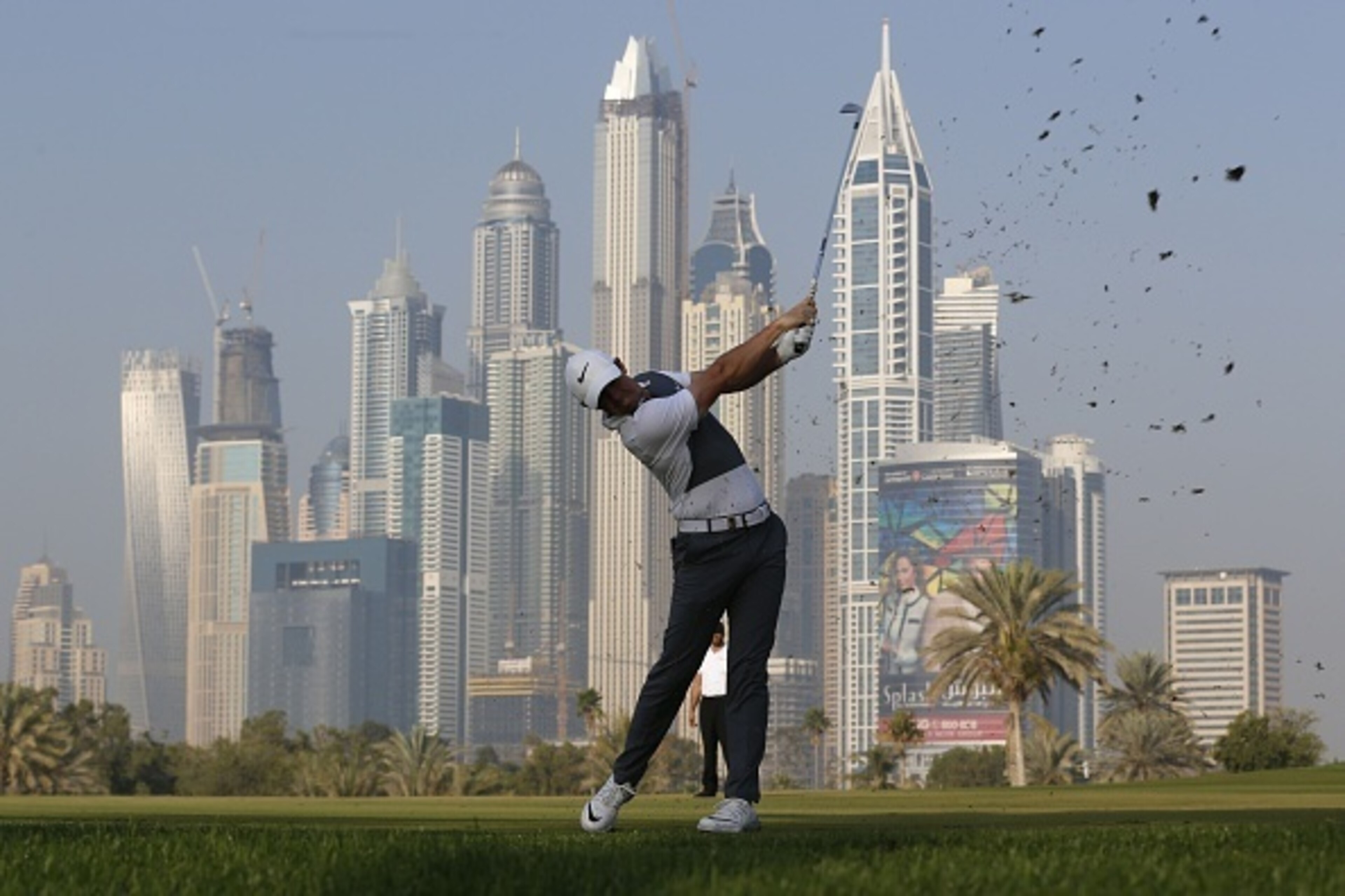 Rory McIlroy of Northern Ireland plays his third shot during the first round of the 2016  Dubai Desert Classic at the Emirates Golf Club on February 4, 2016 in Dubai. / AFP / KARIM SAHIB        (Photo credit should read KARIM SAHIB/AFP/Getty Images)