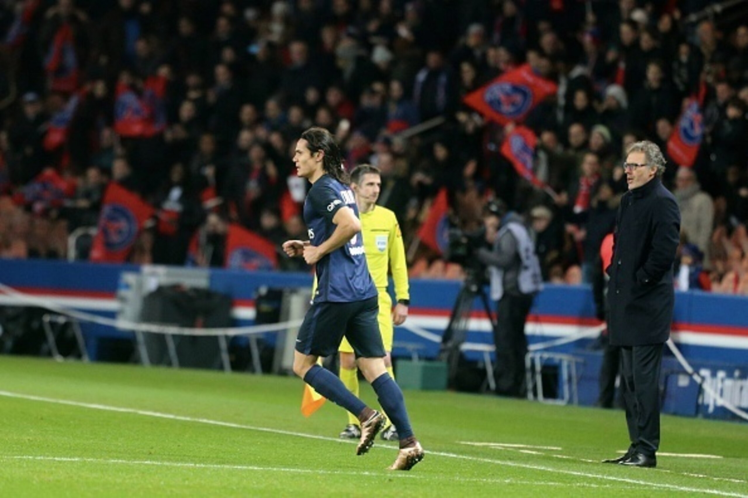 PARIS, FRANCE - FEBRUARY 03: Edinson Cavani of Paris Saint-Germain celebrate his goal over head coach Laurent Blanc during the French Ligue 1 between Paris Saint-Germain and FC Lorient at Parc Des Princes on february 3, 2016 in Paris, France. (Photo by Xa