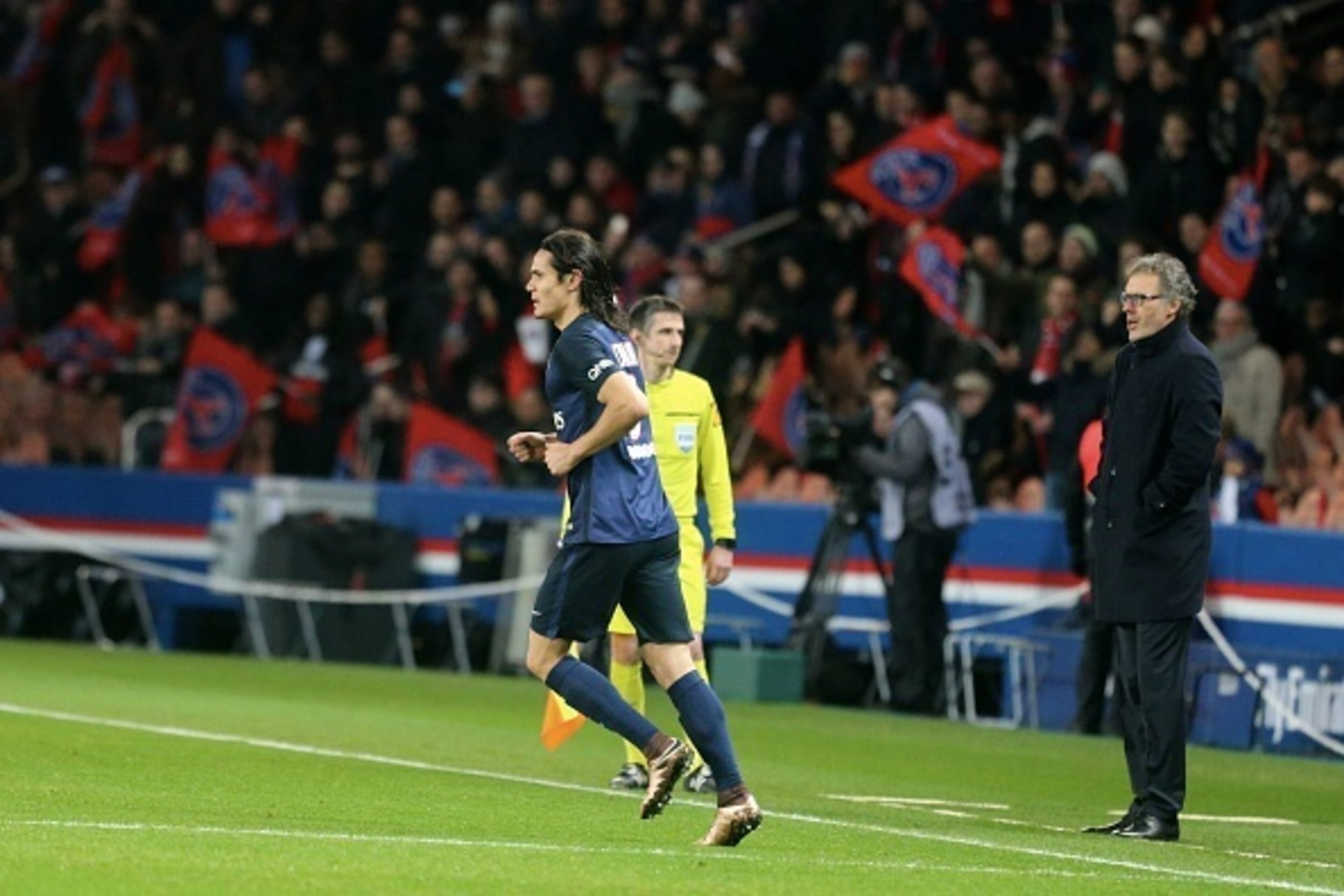 PARIS, FRANCE - FEBRUARY 03: Edinson Cavani of Paris Saint-Germain celebrate his goal over head coach Laurent Blanc during the French Ligue 1 between Paris Saint-Germain and FC Lorient at Parc Des Princes on february 3, 2016 in Paris, France. (Photo by Xa