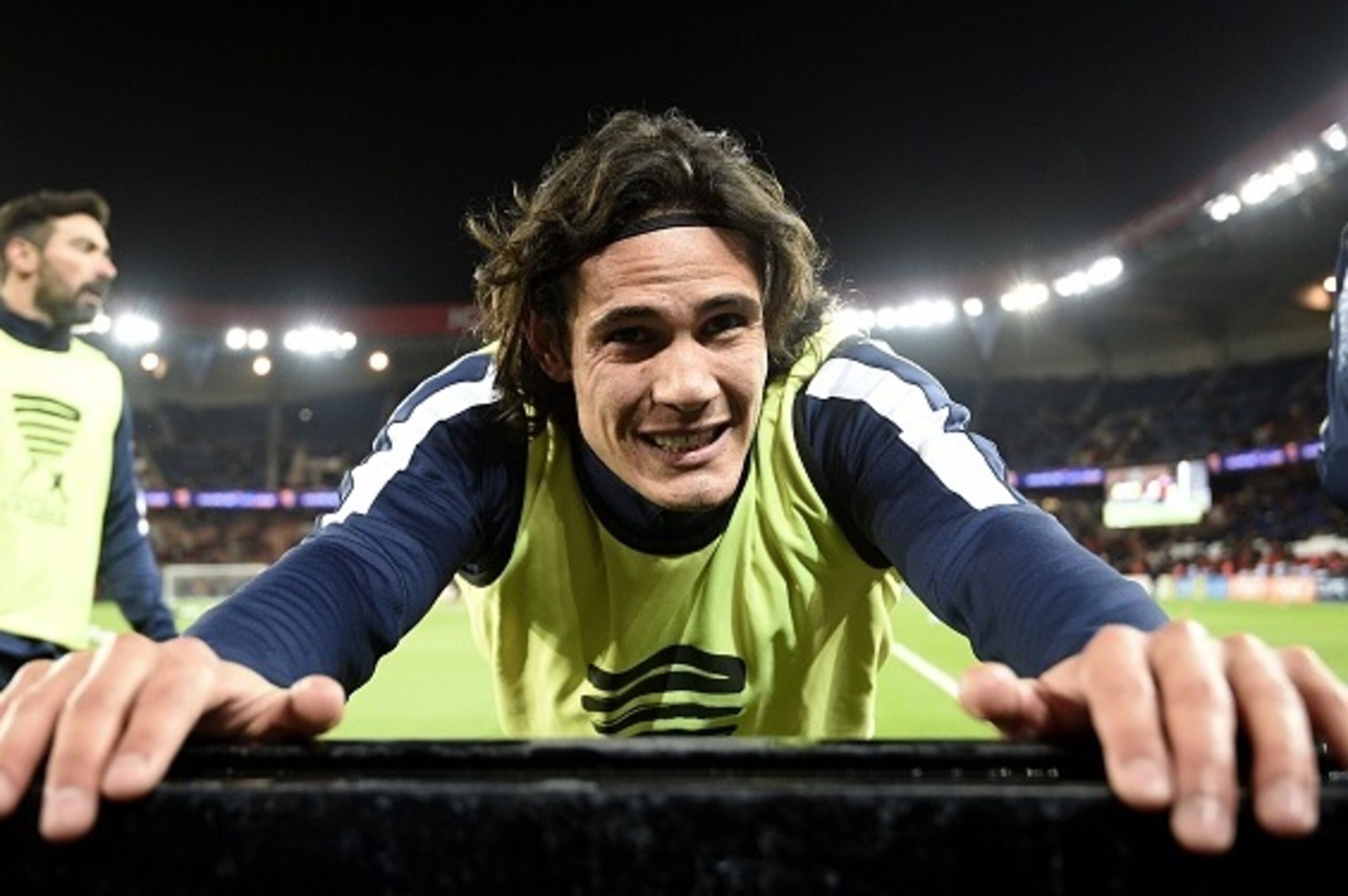 Paris Saint-Germain's Uruguyan forward Edinson Cavani stretches ahead of the French League Cup football match Paris Saint-Germain (PSG) vs Toulouse on January 27, 2016 at the Parc des Princes stadium in Paris. AFP PHOTO / FRANCK FIFE / AFP / FRANCK FIFE