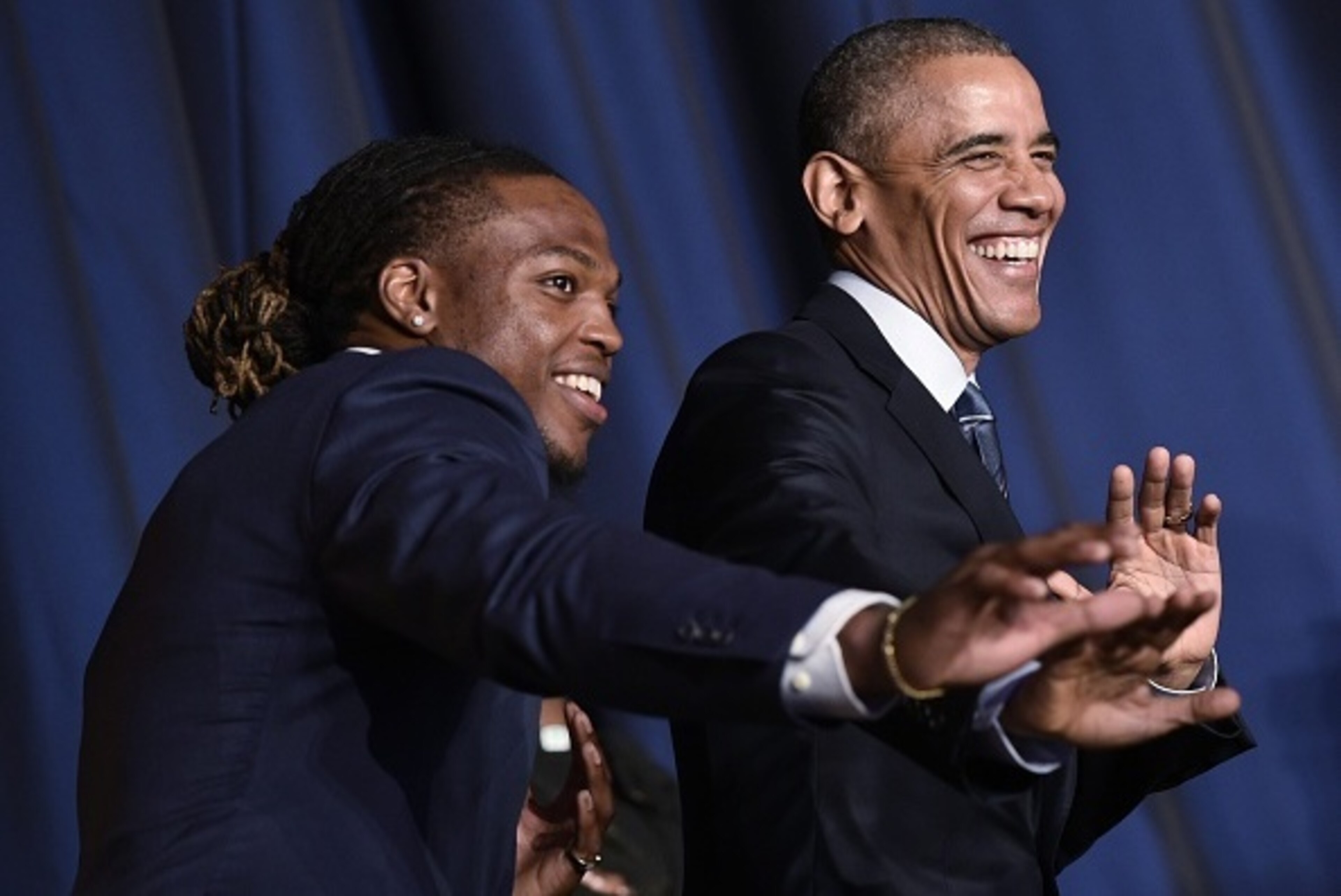 US President Barack Obama poses with University of Alabama football player and Heisman Trophy winner Derrick Henry (L) at the National Prayer Breakfast on February 4,2016 in Washington, DC. / AFP / MANDEL NGAN        (Photo credit should read MANDEL NGAN/