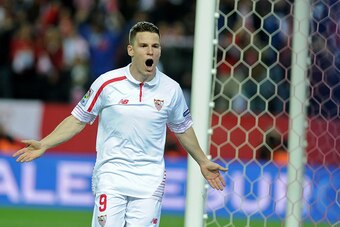 Sevilla's French forward Kevin Gameiro celebrates after scoring during the Spanish Copa del Rey (King's Cup) semifinal first leg football match Sevilla FC vs RC Celta de Vigo at the Ramon Sanchez Pizjuan stadium in Sevilla on February 4, 2016.   AFP PHOTO