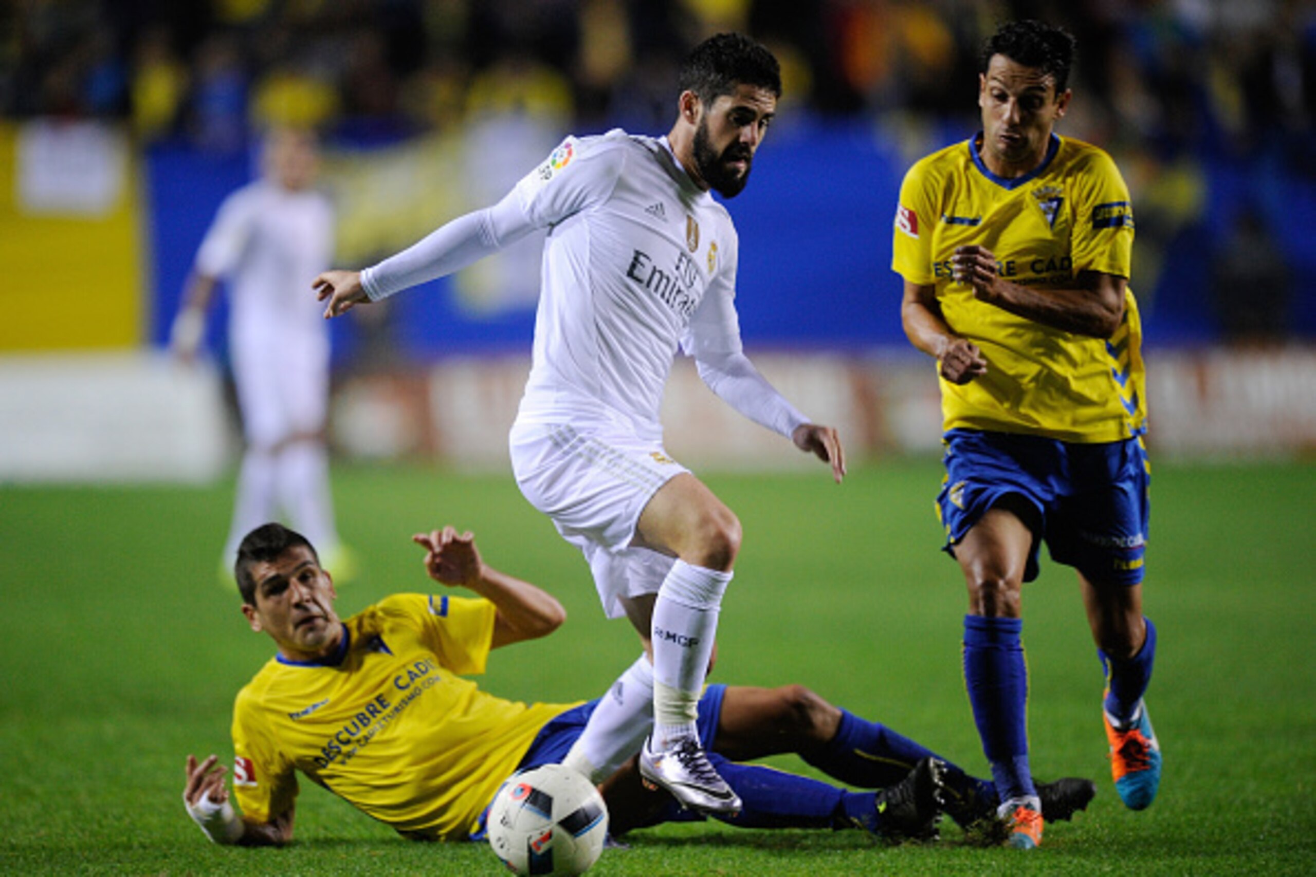 CADIZ, SPAIN - DECEMBER 02:  Isco of Real Madrid beats Jon Ander Garrido of Cadiz during the Copa del Rey Round of 32 First Leg match between Cadiz and Real Madrid at Ramon de Carranza stadium on December 2, 2015 in Cadiz, Spain.  (Photo by Denis Doyle/Ge