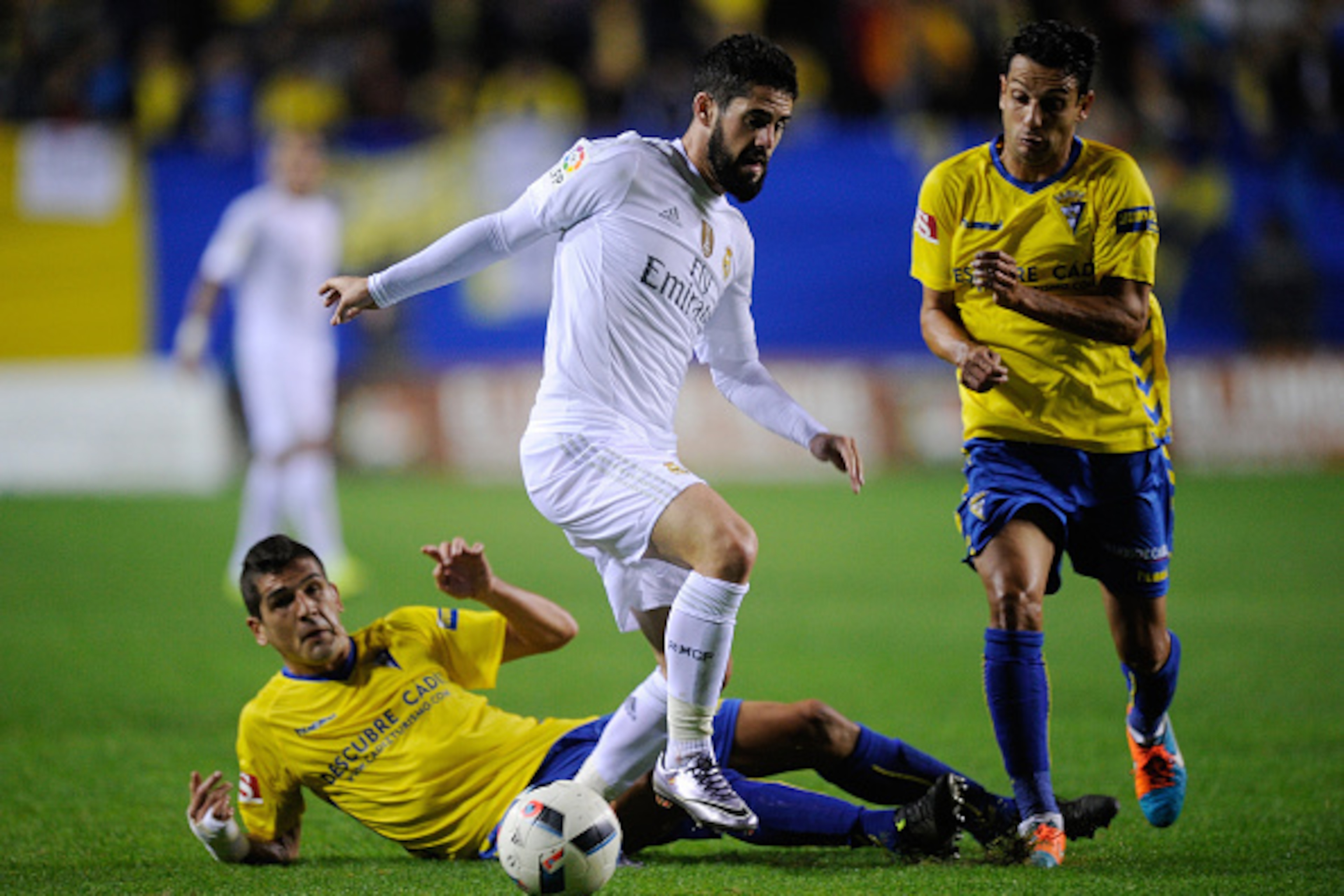 CADIZ, SPAIN - DECEMBER 02:  Isco of Real Madrid beats Jon Ander Garrido of Cadiz during the Copa del Rey Round of 32 First Leg match between Cadiz and Real Madrid at Ramon de Carranza stadium on December 2, 2015 in Cadiz, Spain.  (Photo by Denis Doyle/Ge