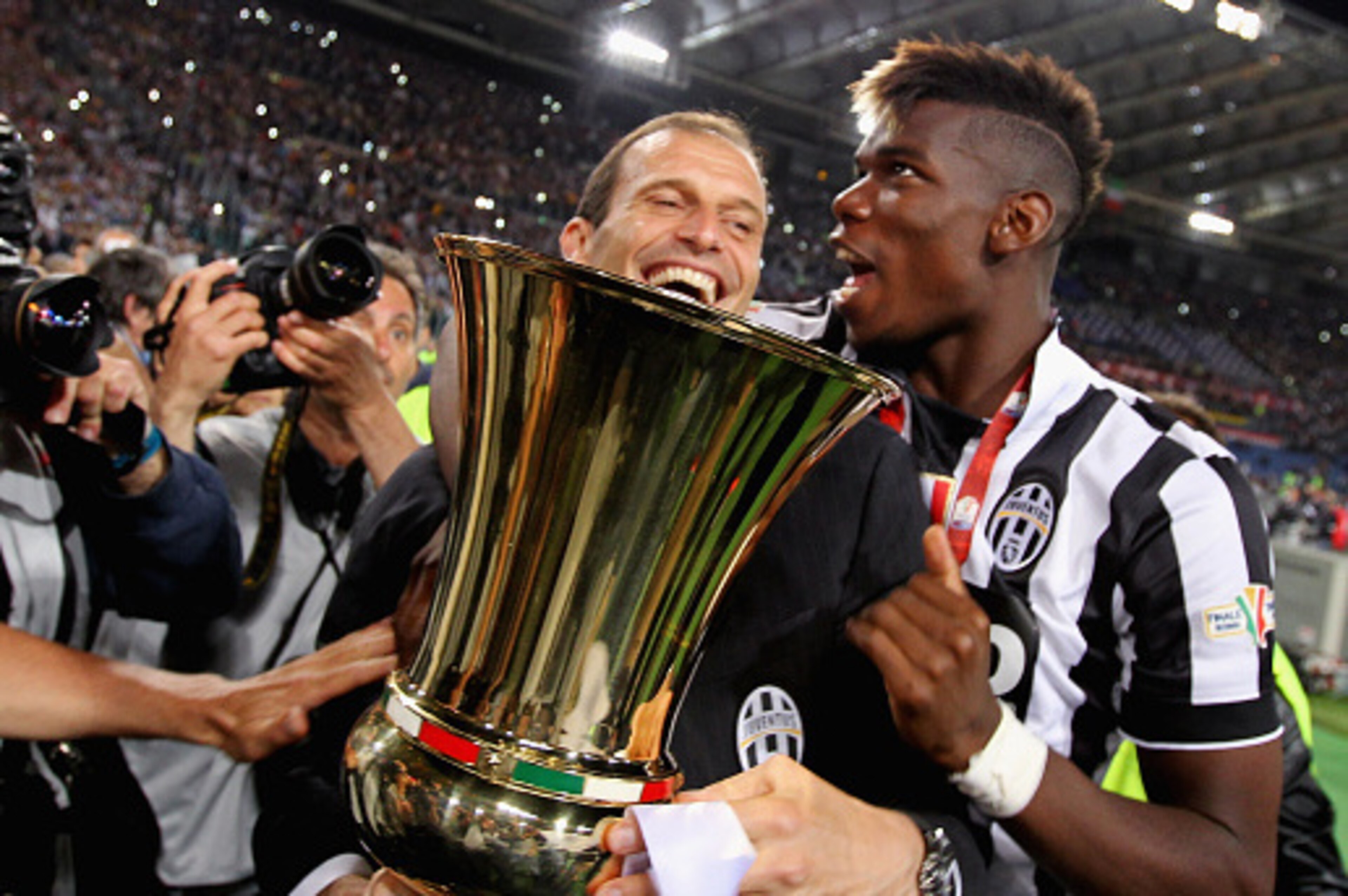 ROME, ITALY - MAY 20:  Juventus FC head coach Massimiliano Allegri and Paul Pogba celebrate with the trophy after winning the TIM Cup final match against SS Lazio at Olimpico Stadium on May 20, 2015 in Rome, Italy.  (Photo by Paolo Bruno/Getty Images)