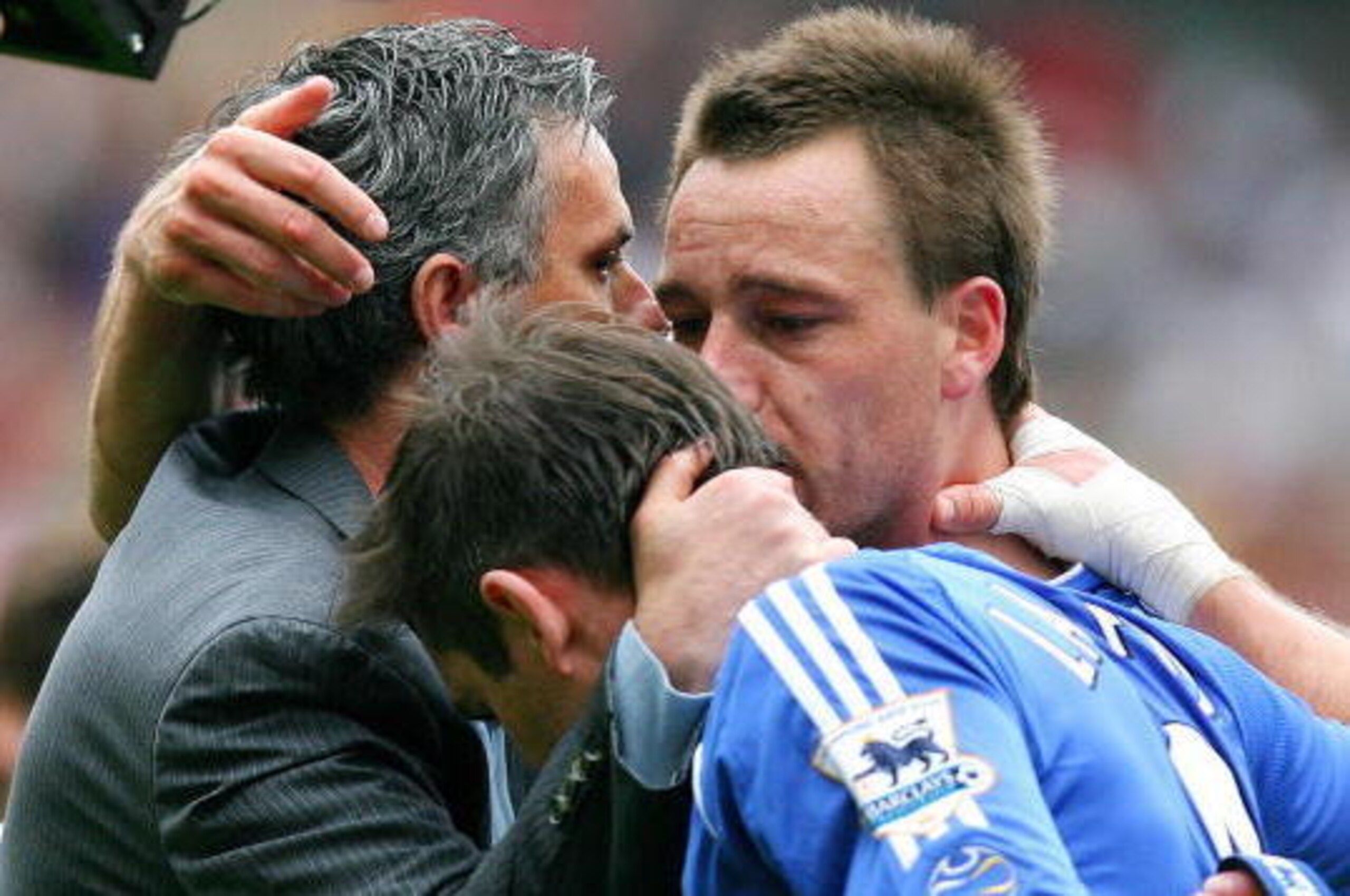London, UNITED KINGDOM: Chelsea's Manager Jose Mourinho (L) consoles Captain John Terry (R) and Frank Lampard (C) after they drew 1-1 with Arsenal in their Premiership match at home to Arsenal at the Emirates Stadium, London 06 May 2007. AFP PHOTO/CARL DE