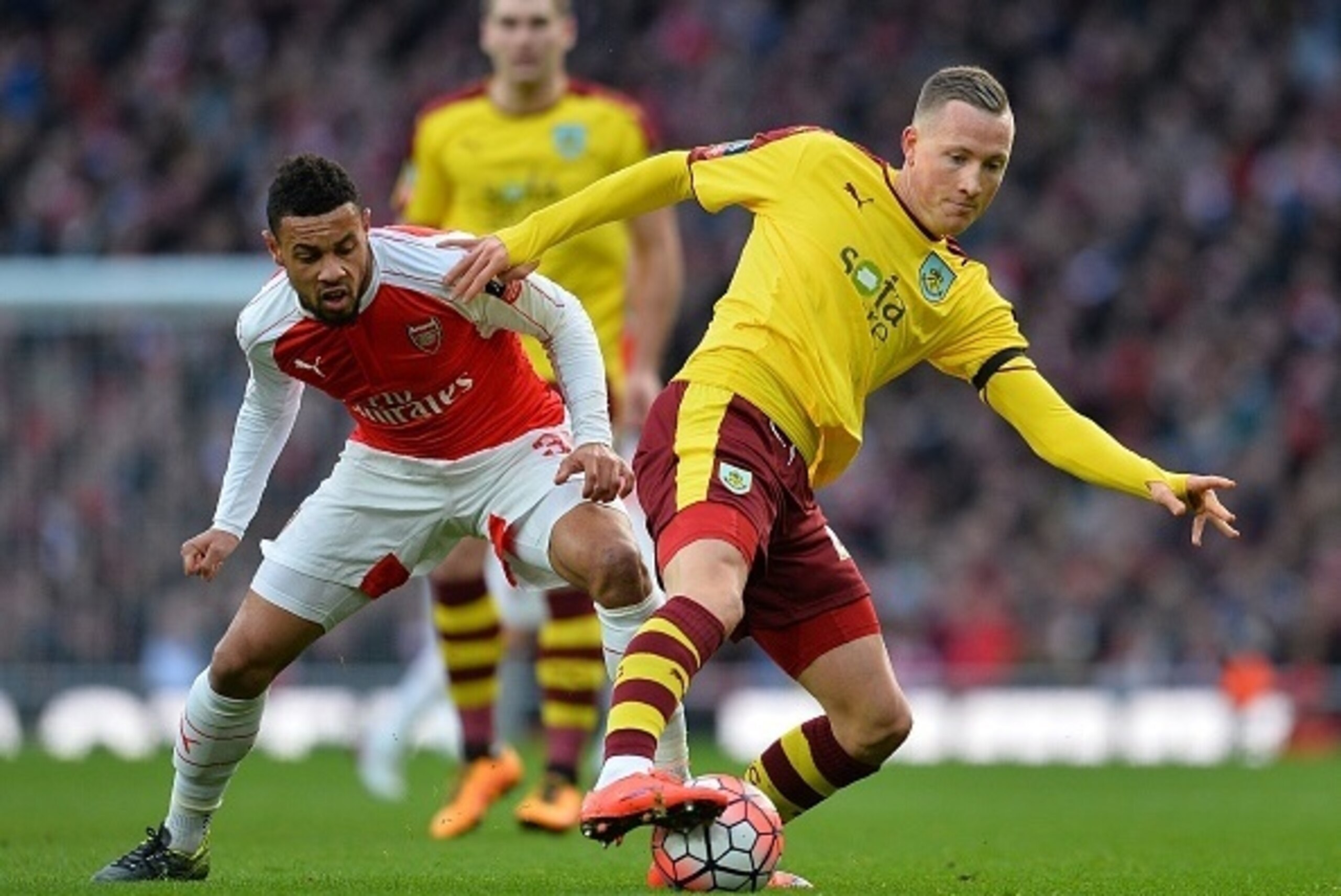 Arsenal's French midfielder Francis Coquelin (L) vies with Burnley's Norwegian midfielder Fredrik Ulvestad during the English FA Cup fourth round football match between Arsenal and Burnley at the Emirates stadium in London, on January 30, 2016. / AFP / GL