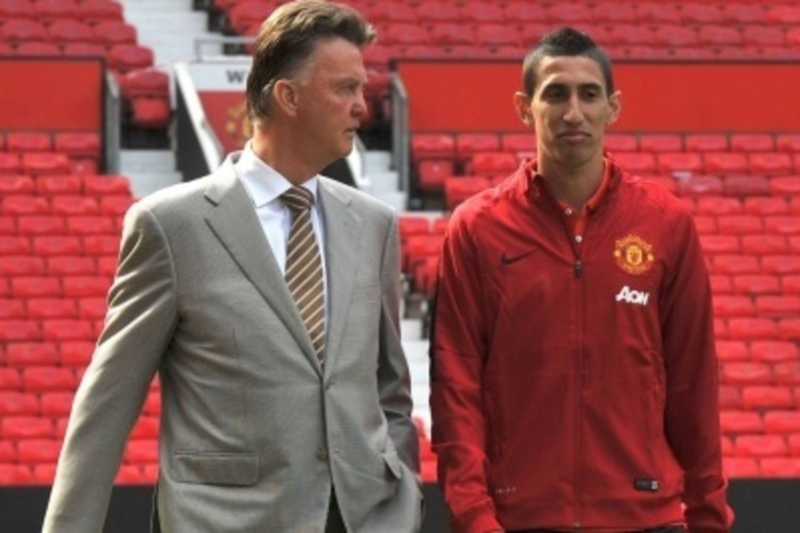 Manchester United's Dutch manager Louis van Gaal (L) walks with Manchester United's newly-signed Argentinian midfielder Angel di Maria (R) during an official presentation on the pitch at Old Trafford in Manchester, north-west England on August 28, 2014. M