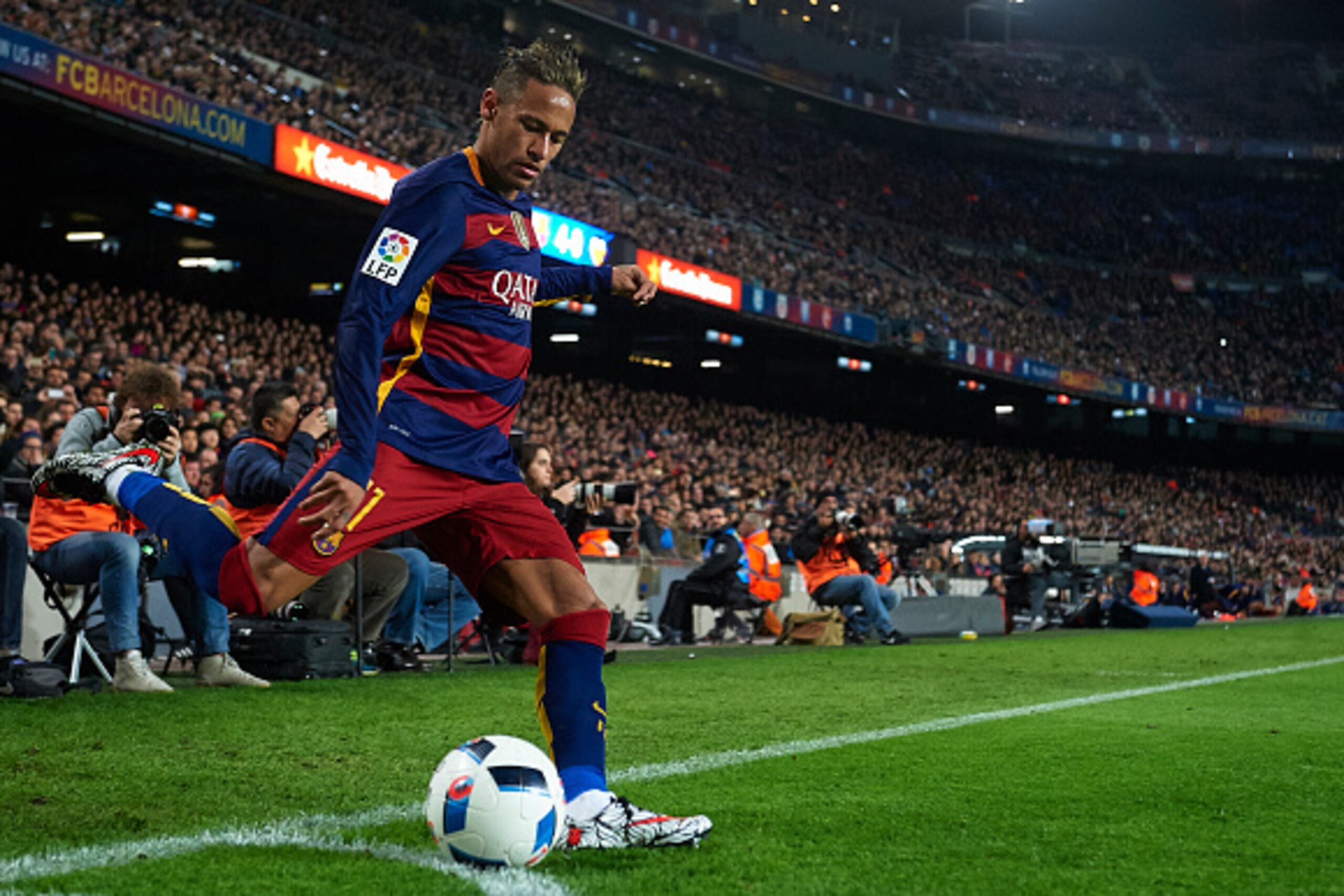 BARCELONA, SPAIN - FEBRUARY 03: Neymar JR of Barcelona in action during the Copa del Rey Semi Final, first leg match between FC Barcelona and Valencia CF at Nou Camp on February 03, 2016 in Barcelona, Spain. (Photo by Manuel Queimadelos Alonso/Getty Ima BARCELONA, SPAIN - FEBRUARY 03: Neymar JR of Barcelona in action during the Copa del Rey Semi Final, first leg match between FC Barcelona and Valencia CF at Nou Camp on February 03, 2016 in Barcelona, Spain. (Photo by Manuel Queimadelos Alonso/Getty Ima