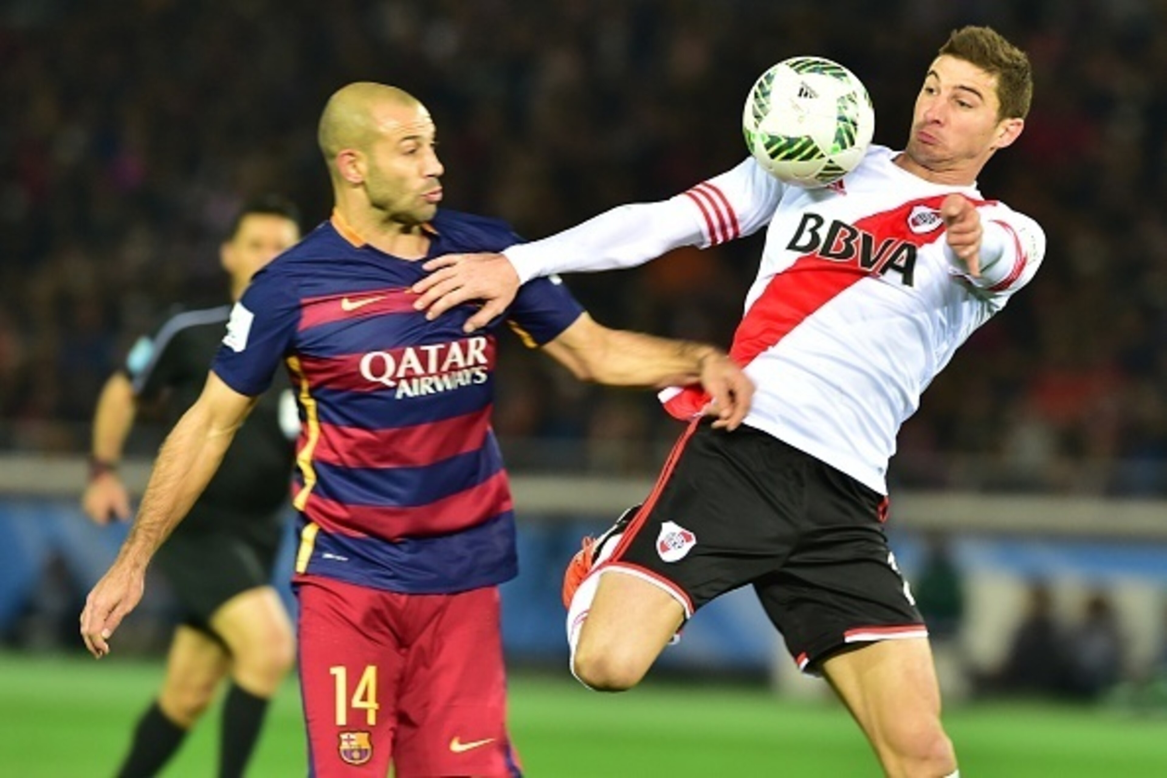 Barcelona defender Javier Mascherano (L) and River Plate forward Lucas Alario compete for the ball during the Club World Cup football final in Yokohama on December 20, 2015.  AFP PHOTO / YOSHIKAZU TSUNO / AFP / YOSHIKAZU TSUNO        (Photo credit should 