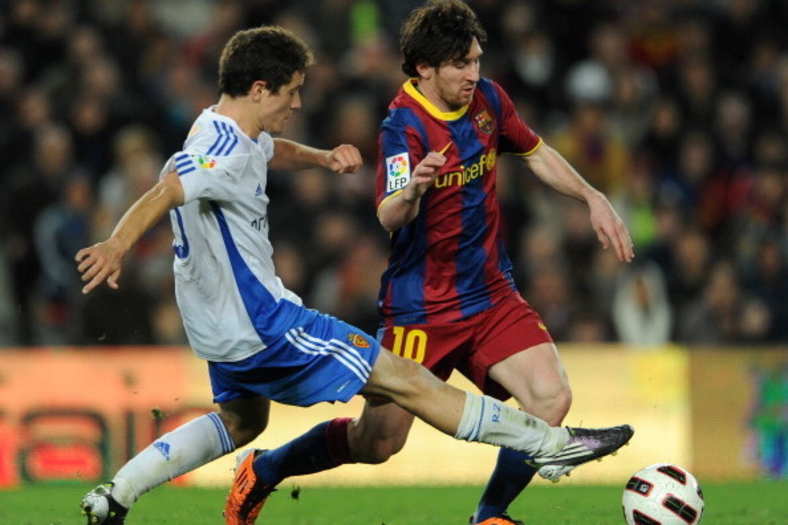 BARCELONA, SPAIN - MARCH 05:  Lionel Messi (R) of Barcelona duels for the ball with Ander Herrera of Real Zaragoza during the la Liga match between Barcelona and Real Zaragoza at the Camp Nou stadium on March 5, 2011 in Barcelona, Spain.  (Photo by Jasper