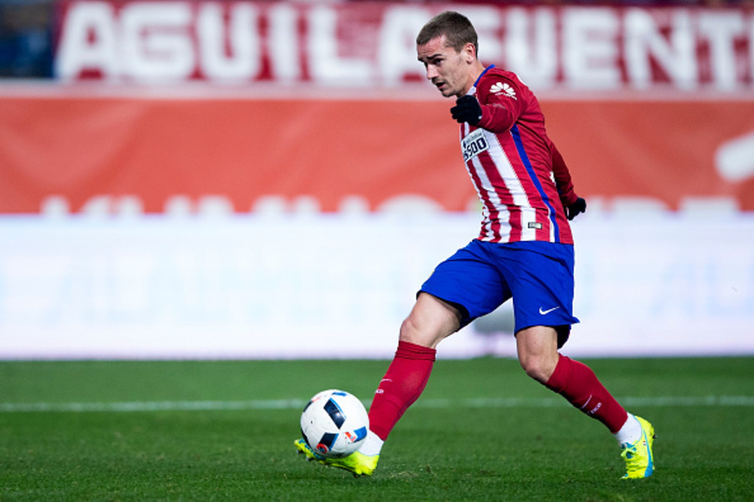 MADRID, SPAIN - JANUARY 14: Antoine Griezmann of Atletico de Madrid scores their third goal during the Copa del Rey Round of 16 second leg match between Club Atletico Madrid and Rayo Vallecano de Madrid at Vicente Claderon stadium on January 14, 2016 in M MADRID, SPAIN - JANUARY 14: Antoine Griezmann of Atletico de Madrid scores their third goal during the Copa del Rey Round of 16 second leg match between Club Atletico Madrid and Rayo Vallecano de Madrid at Vicente Claderon stadium on January 14, 2016 in M