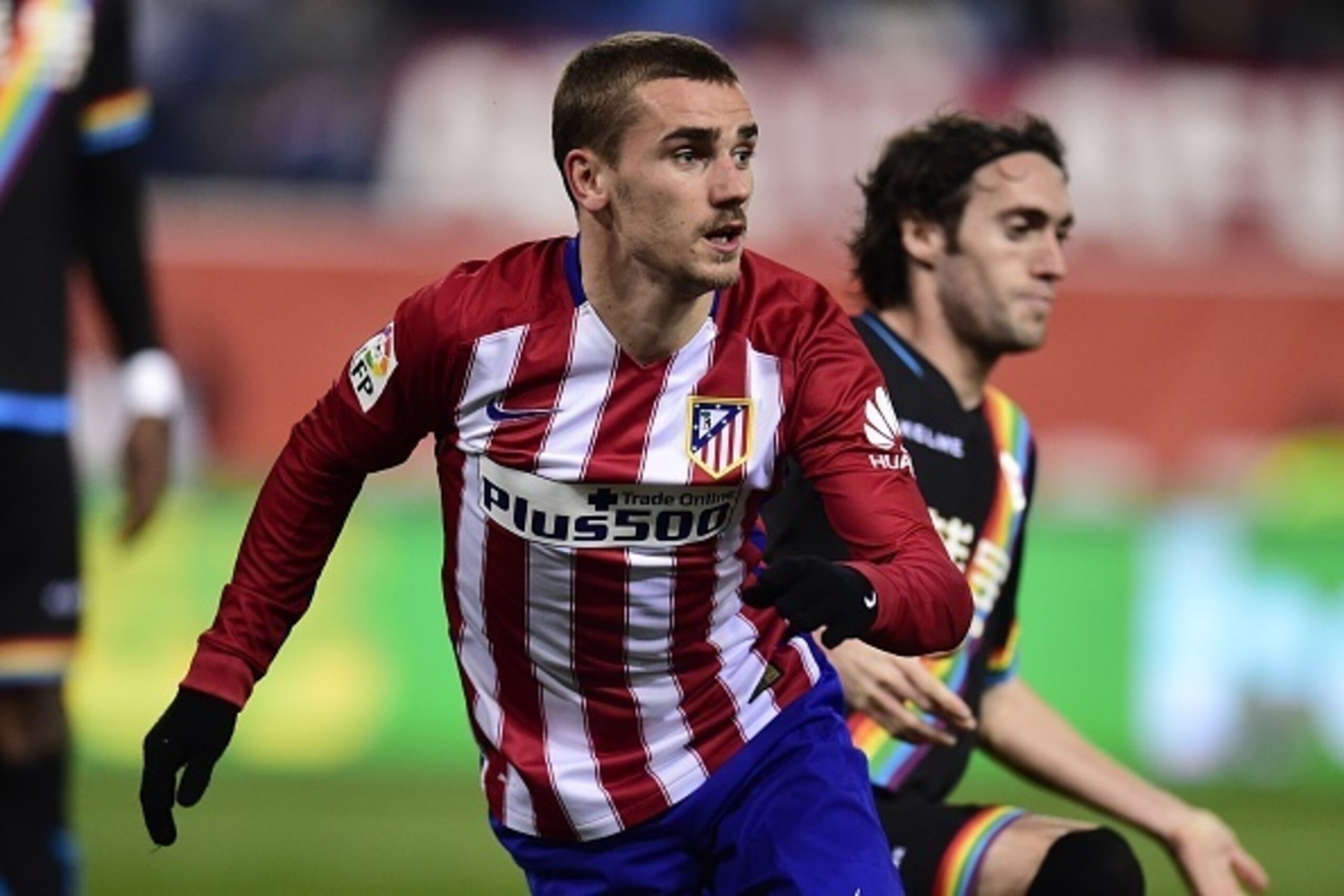Atletico Madrid's French forward Antoine Griezmann (L) celebrates after scoring a goal during the Spanish Copa del Rey (King's Cup) round of 16 second leg football match Club Atletico de Madrid vs CF Rayo Vallecano at Vicente Calderon stadium in Madrid on Atletico Madrid's French forward Antoine Griezmann (L) celebrates after scoring a goal during the Spanish Copa del Rey (King's Cup) round of 16 second leg football match Club Atletico de Madrid vs CF Rayo Vallecano at Vicente Calderon stadium in Madrid on