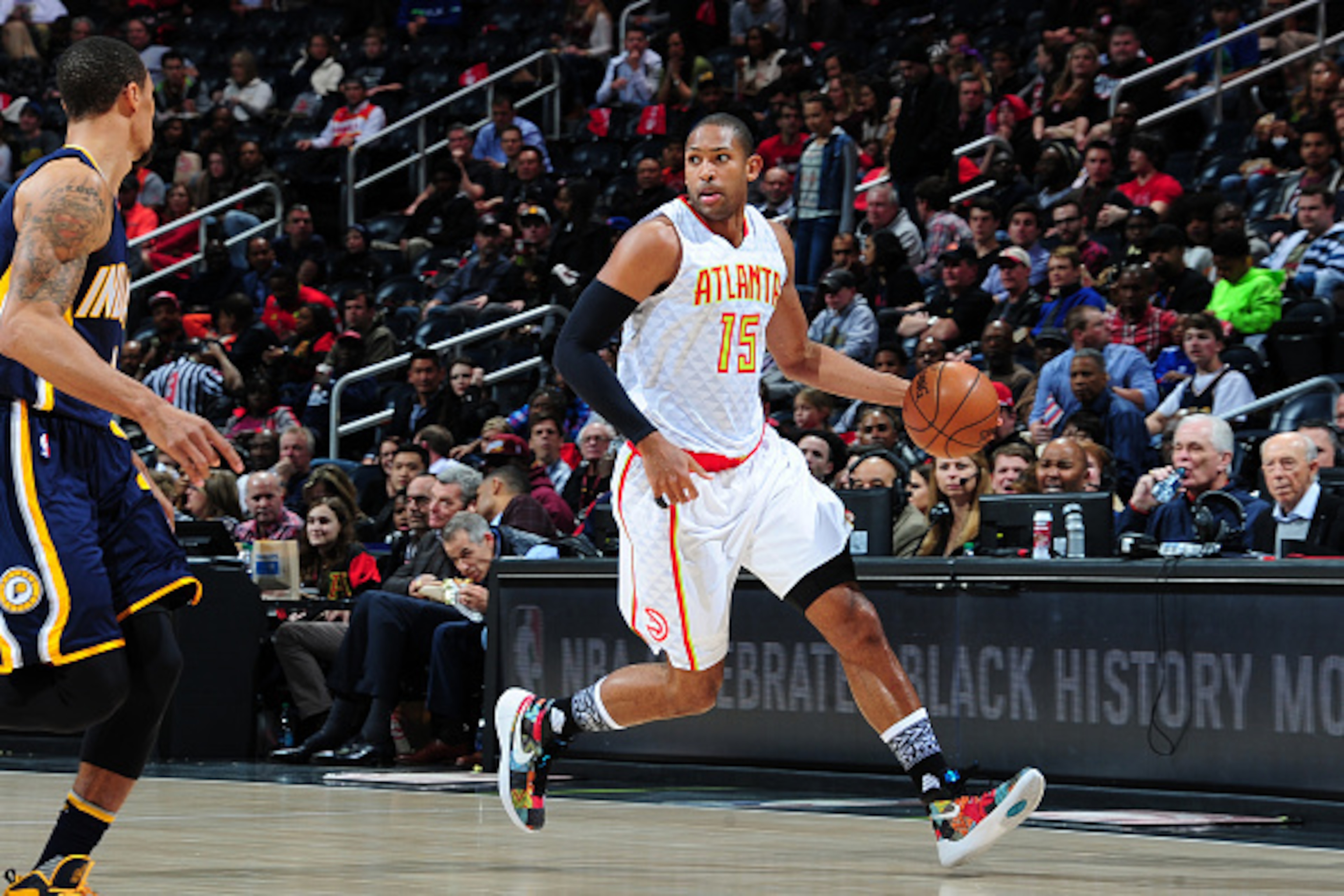 ATLANTA, GA - FEBRUARY 5: Al Horford #15 of the Atlanta Hawks handles the ball against the Indiana Pacers on February 5, 2016 at Philips Arena in Atlanta, Georgia. NOTE TO USER: User expressly acknowledges and agrees that, by downloading and/or using thi ATLANTA, GA - FEBRUARY 5: Al Horford #15 of the Atlanta Hawks handles the ball against the Indiana Pacers on February 5, 2016 at Philips Arena in Atlanta, Georgia. NOTE TO USER: User expressly acknowledges and agrees that, by downloading and/or using thi