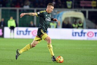 AC Milan's midfielder from Slovenia Juraj Kucka controls the ball during the Italian Serie A football match Palermo vs AC Milan on February 3, 2016 at the Renzo Barbera stadium in Palermo.  AFP PHOTO / GIOVANNI ISOLINO / AFP / GIOVANNI ISOLINO        (Pho