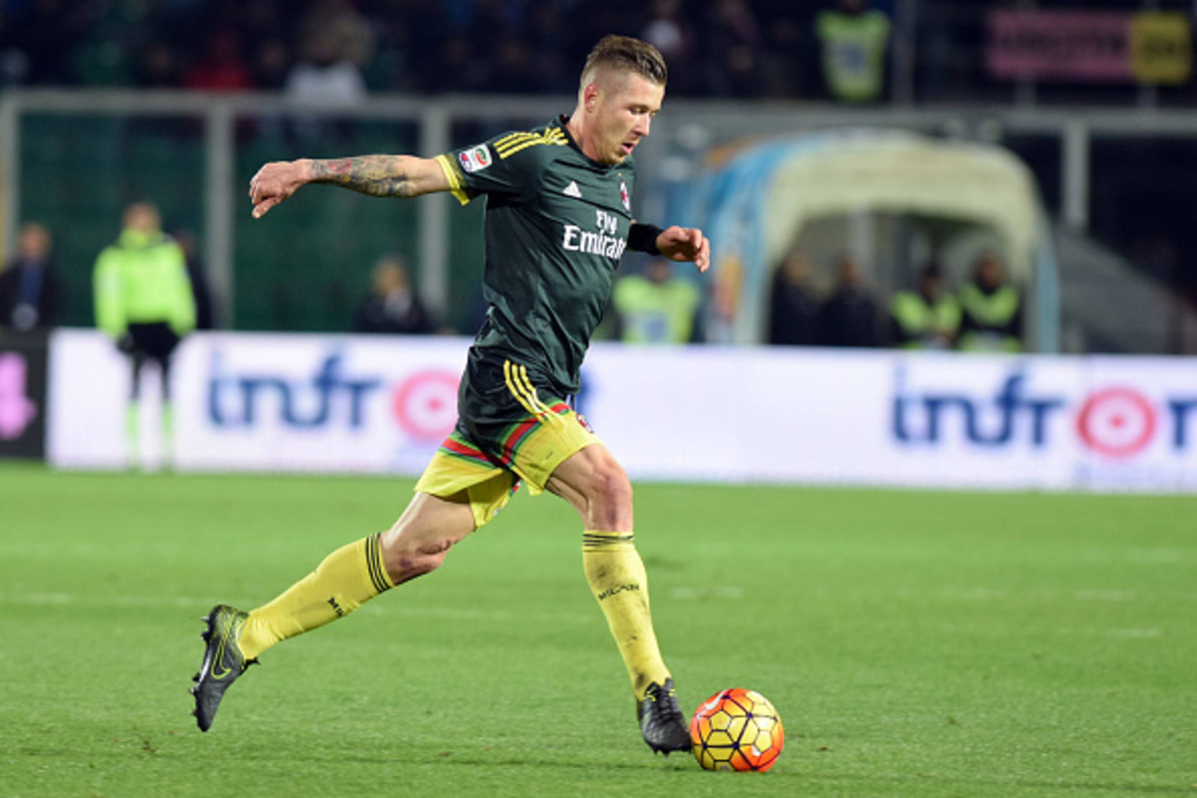 AC Milan's midfielder from Slovenia Juraj Kucka controls the ball during the Italian Serie A football match Palermo vs AC Milan on February 3, 2016 at the Renzo Barbera stadium in Palermo.  AFP PHOTO / GIOVANNI ISOLINO / AFP / GIOVANNI ISOLINO        (Pho