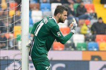 UDINE, ITALY - JANUARY 31: Karnezis Orestis goalkeeper of Udinese calcio gestures during the Serie A match between Udinese Calcio and SS Lazio at Dacia Arena on January 31, 2016 in Udine, Italy.  (Photo by Dino Panato/Getty Images)