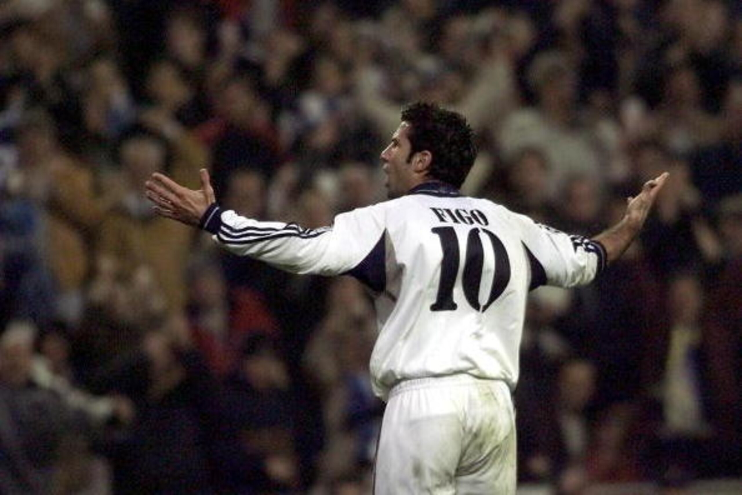MADRID, SPAIN - DECEMBER 5: Real Madrid's striker Luis Figo waves to crowd after scoring a goal on a penalty shot against Anderlecht 05 December 2000, during their Champions League group D match in Madrid. (Photo credit should read MARC ALEX/AFP/Getty I MADRID, SPAIN - DECEMBER 5: Real Madrid's striker Luis Figo waves to crowd after scoring a goal on a penalty shot against Anderlecht 05 December 2000, during their Champions League group D match in Madrid. (Photo credit should read MARC ALEX/AFP/Getty I