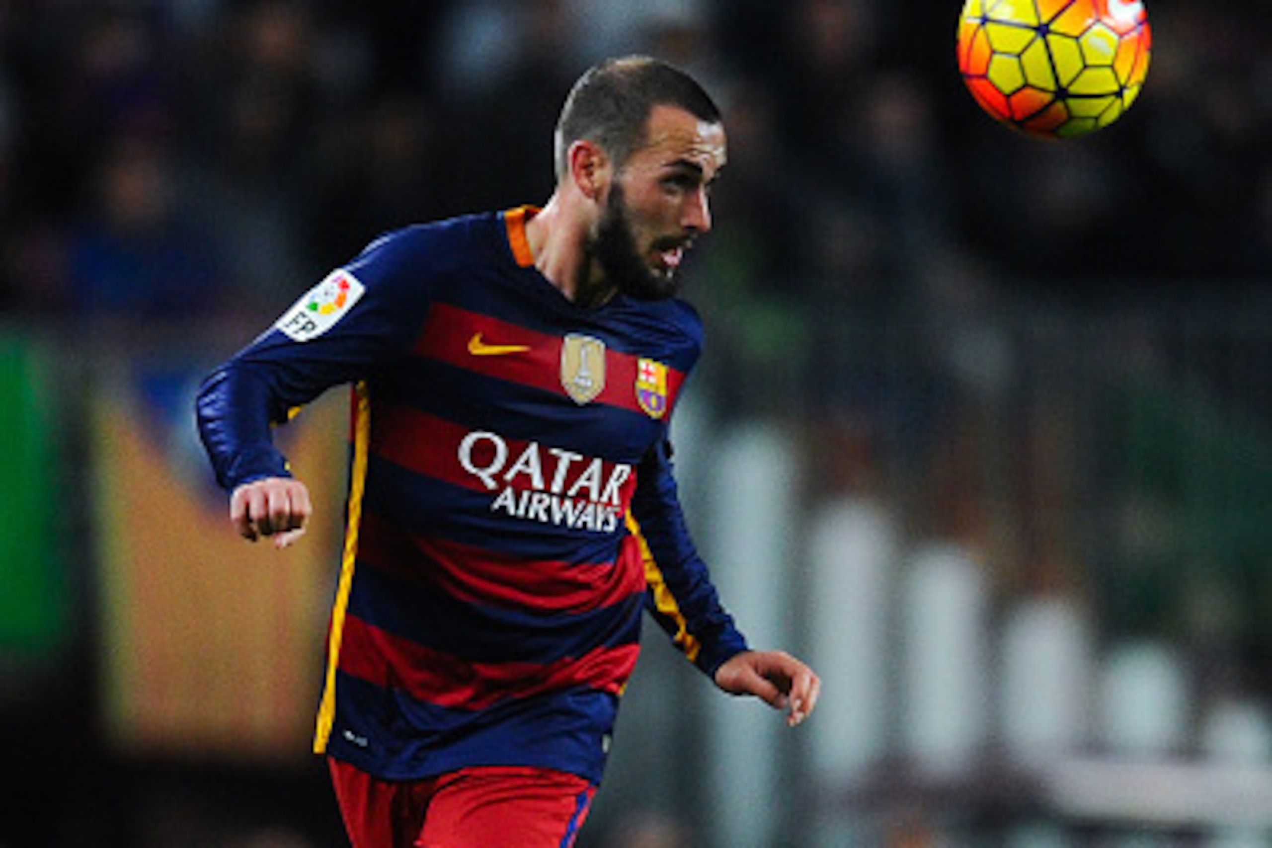 BARCELONA, SPAIN - JANUARY 17:  Aleix Vidal of FC Barcelona runs with the ball during the La Liga match between FC Barcelona and Athletic Club de Bilbao  at Camp Nou on January 17, 2016 in Barcelona, Spain.  (Photo by David Ramos/Getty Images)