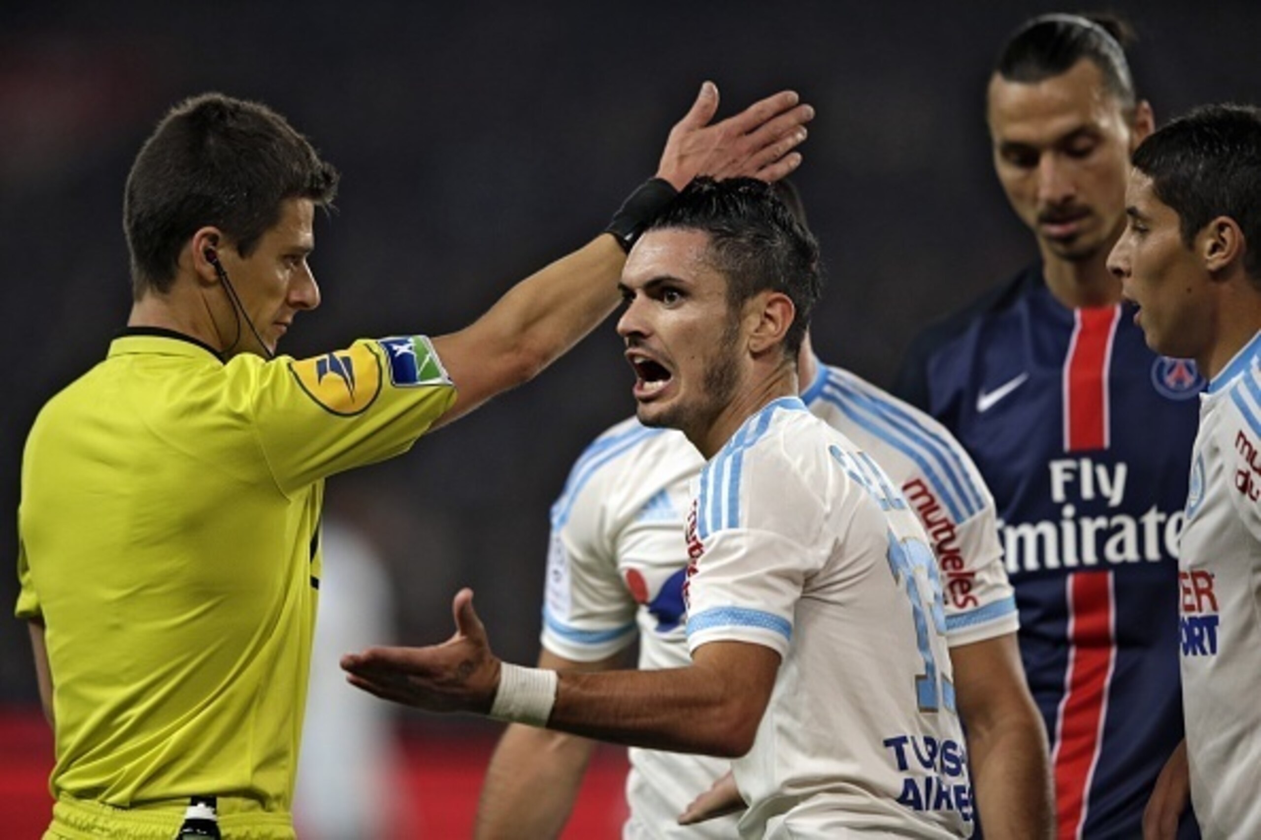 Marseille's French midfielder Remy Cabella (C) gestures during the French L1 football match Paris Saint-Germain (PSG) vs Olympique de Marseille (OM) on October 4, 2015 at the Parc des Princes stadium in Paris.  AFP PHOTO / KENZO TRIBOUILLARD        (Photo