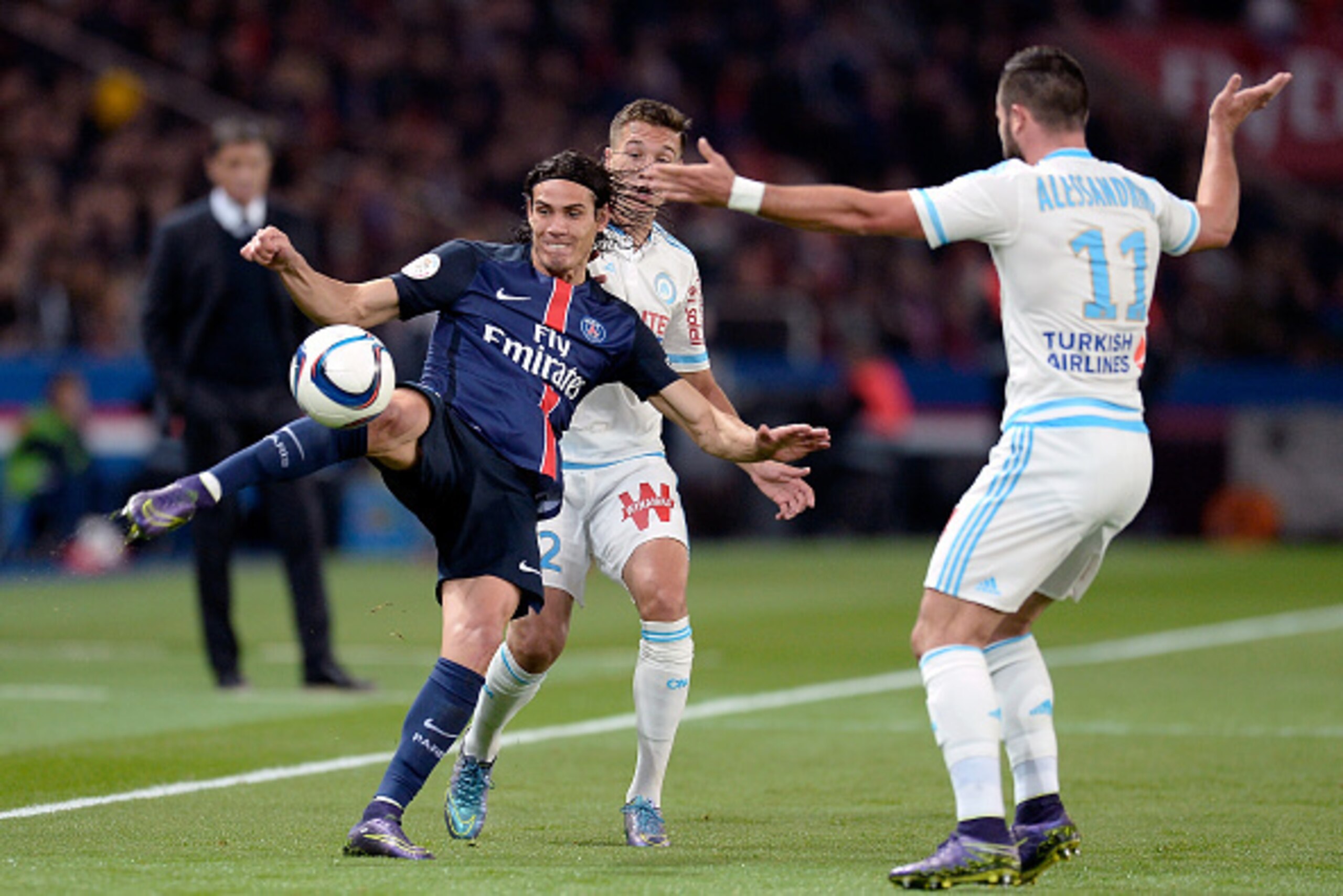 PARIS, FRANCE - OCTOBER 04:  Edinson Cavani of Paris Saint-Germain kicks the ball during the Ligue 1 game between Paris Saint-Germain and Olympique de Marseille at Parc des Princes on October 4, 2015 in Paris, France.  (Photo by Aurelien Meunier/Getty Ima
