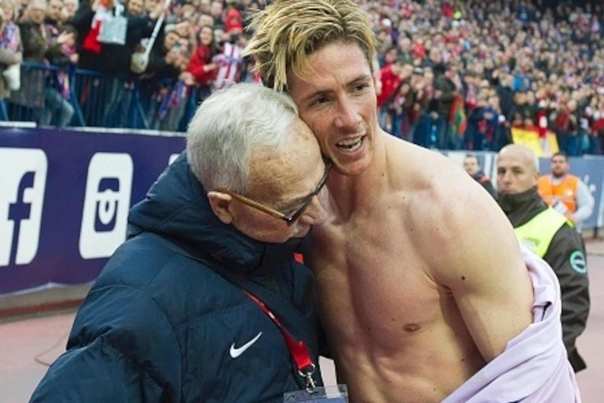 Atletico Madrid's forward Fernando Torres (R) walks with founder of the Atletico de Madrid Football College Manuel Brinas after the Spanish league football match Club Atletico de Madrid vs SD Eibar at the Vicente Calderon stadium in Madrid on February 6, 