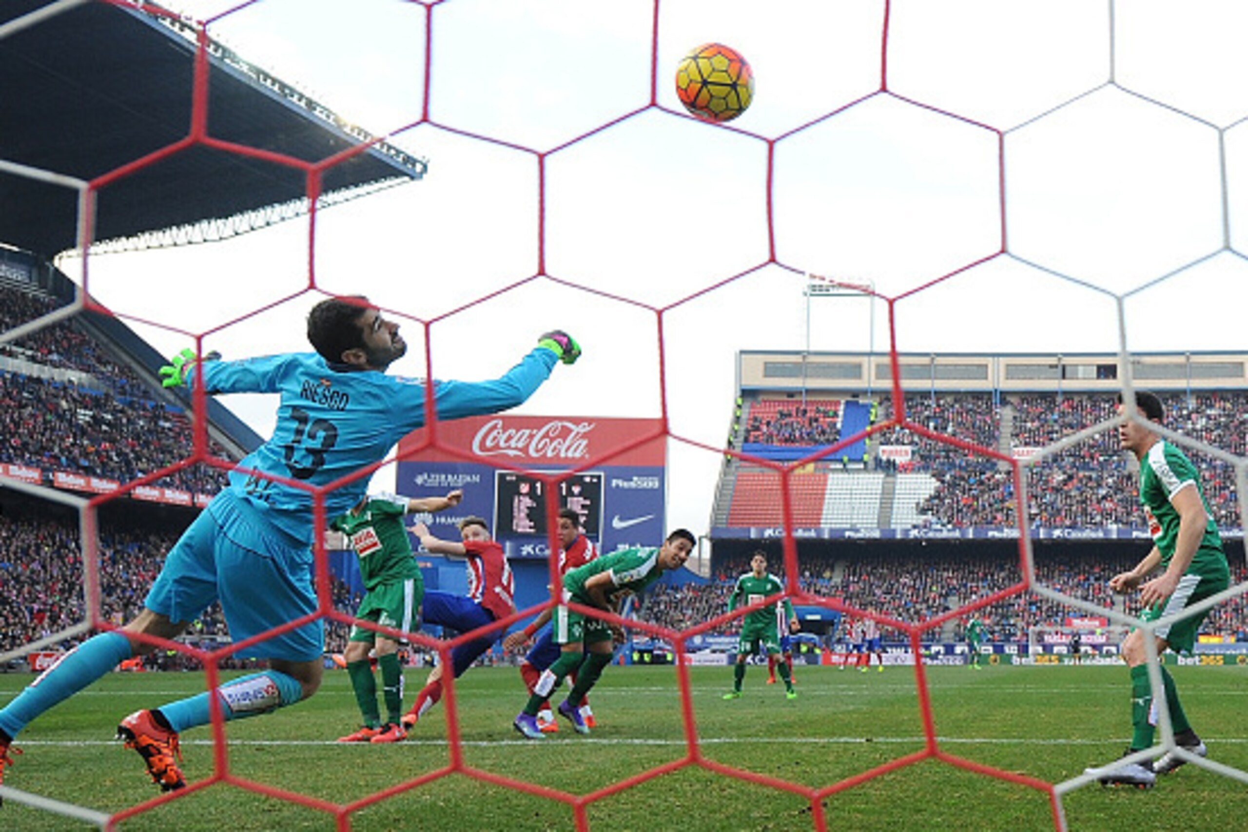 MADRID, SPAIN - FEBRUARY 06:  Asier Riesgo of SD Eibar fails to prevent Saul Niguez of Club Atletico de Madrid from scoring Atletico's 2nd goal during the La Liga match between Club Atletico de Madrid and SD Eibar at Vicente Calderon Stadium on February 6